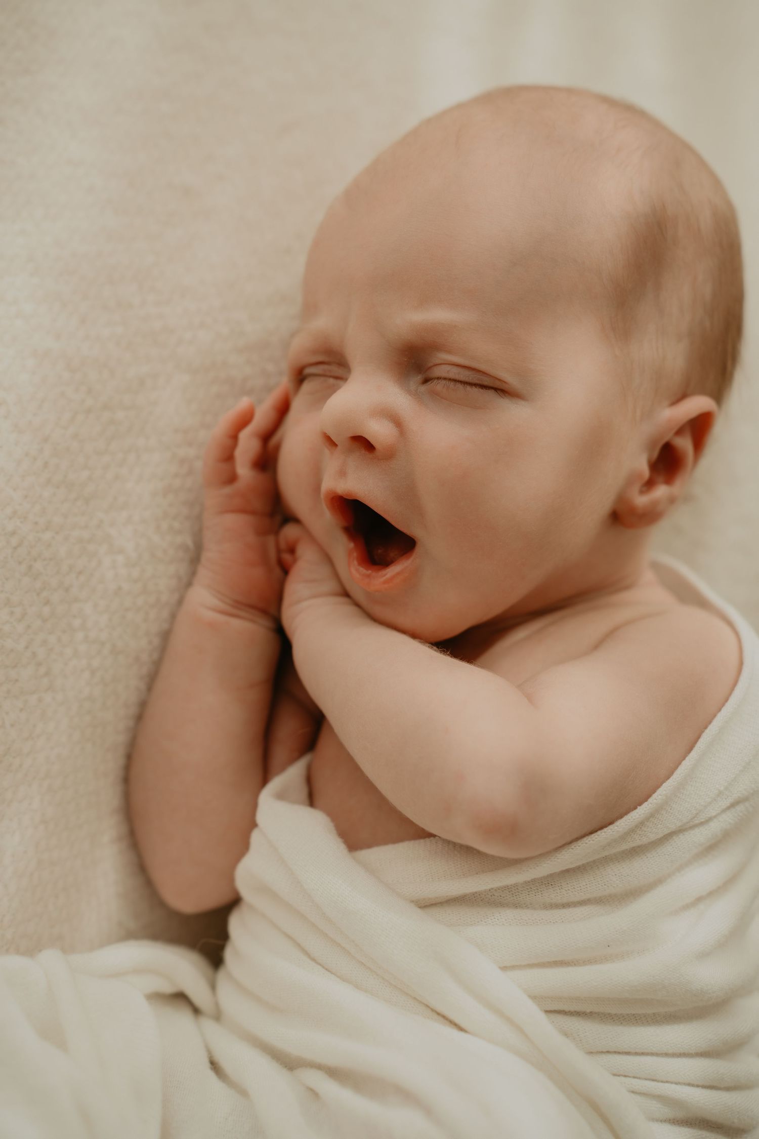 Gapende baby tijdens Newborn Art fotoshoot | Carmen Roossien Fotografie