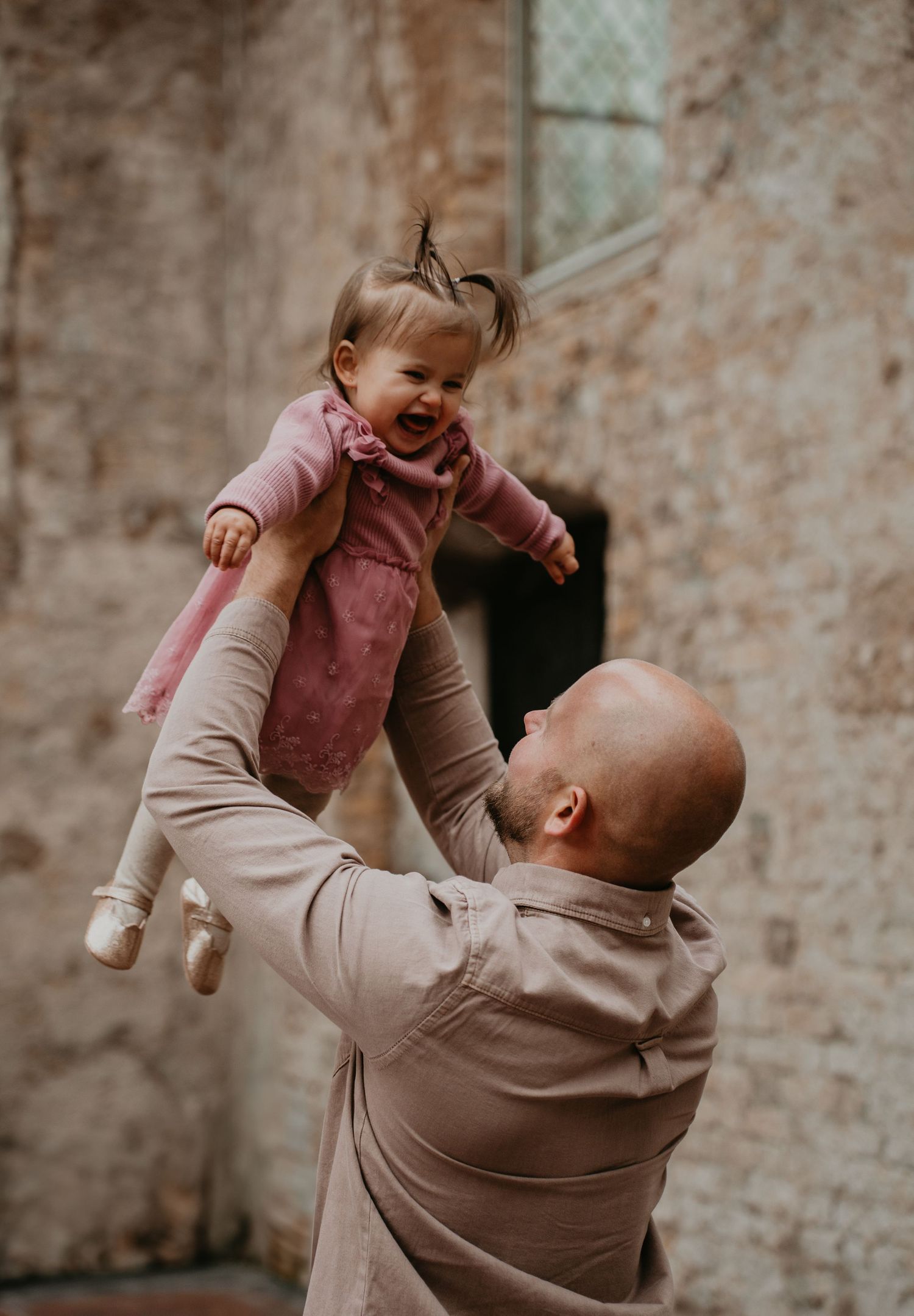 Spontaan moment tijdens een gezinsshoot in Drenthe waarbij een vader zijn baby optilt