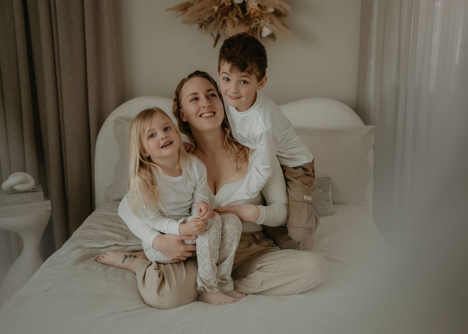 Moderne gezinsfotografie in Drenthe in een lichte studio met een rustige en tijdloze uitstraling