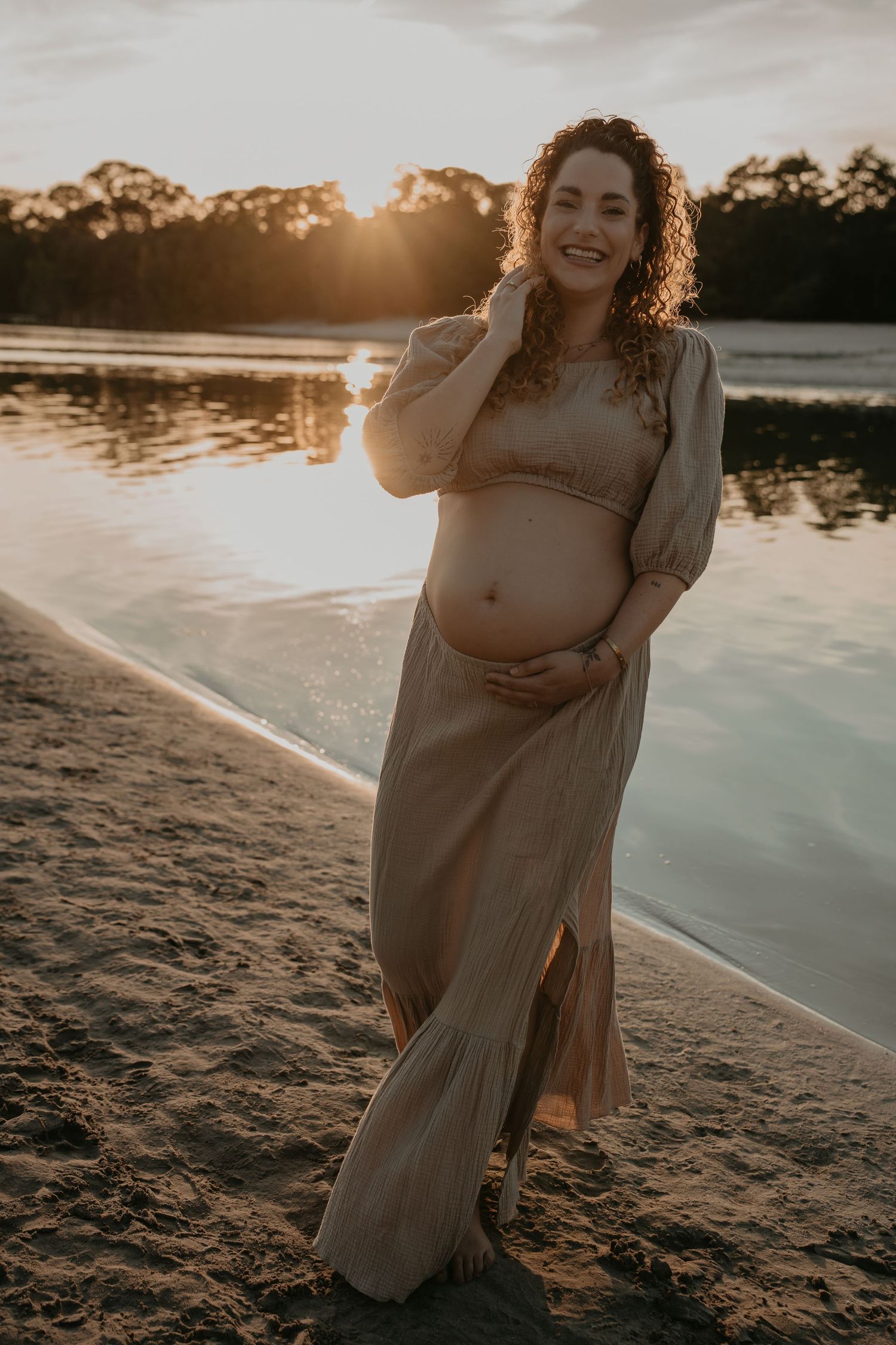 Buitenshoot met zwangere vrouw aan het meer in Drenthe | Carmen Roossien Fotografie