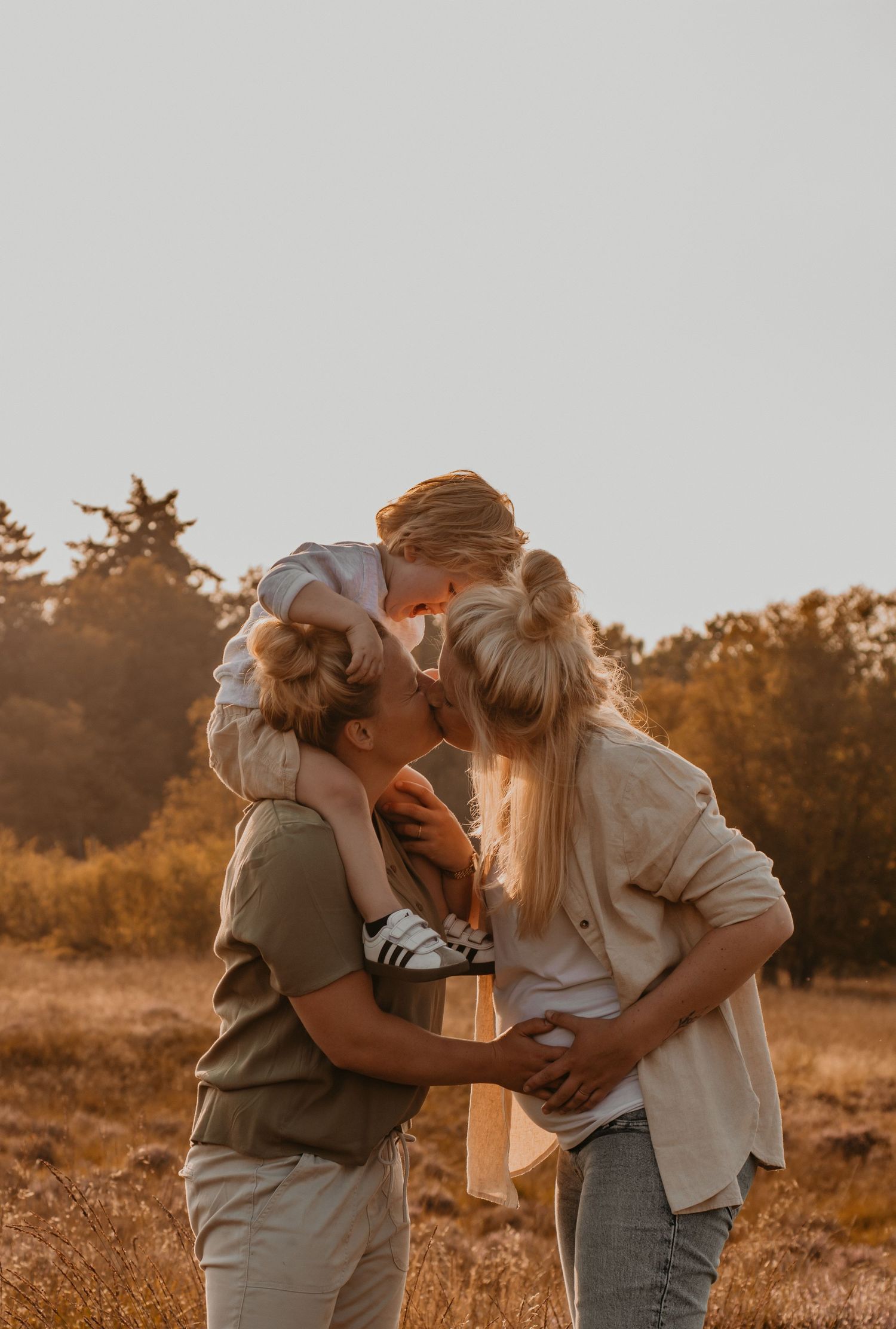 Spontane zwangerschapsshoot met gezin op de heide in Friesland | Carmen Roossien Fotografie