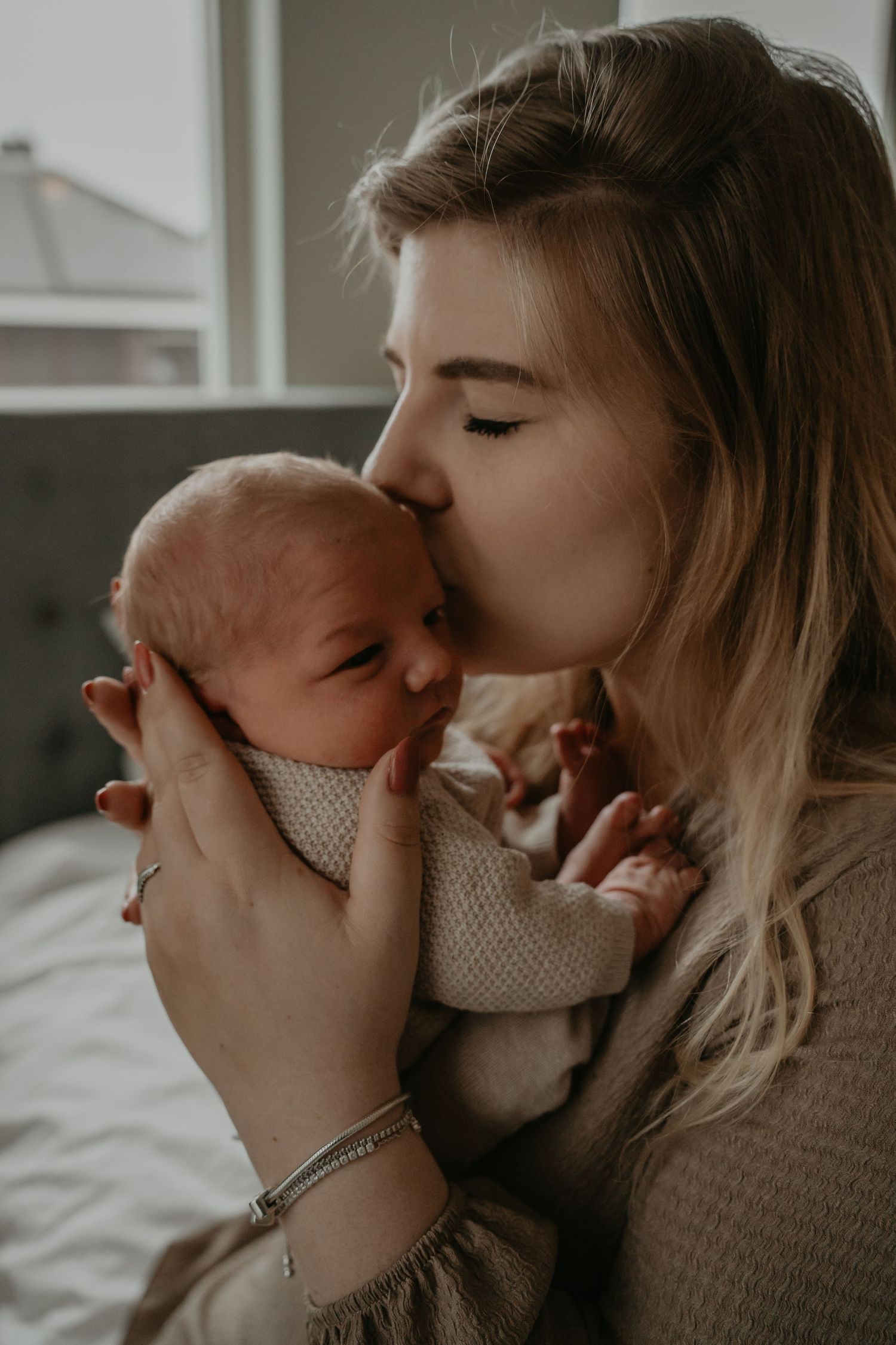 Kusje voor pasgeboren baby | Carmen Roossien Fotografie