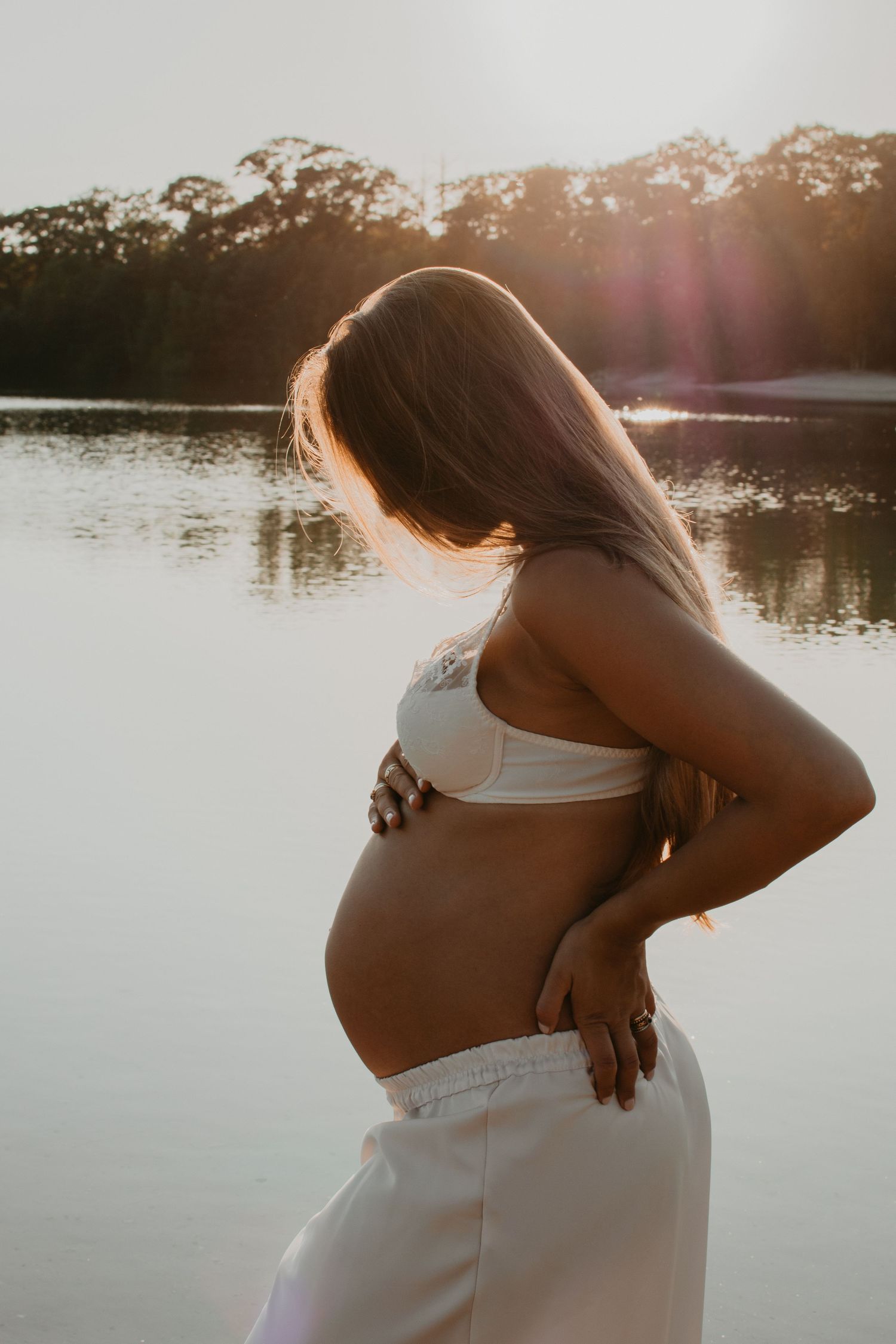 Pure zwangerschapsshoot aan het water tijdens golden hour | Carmen Roossien Fotografie