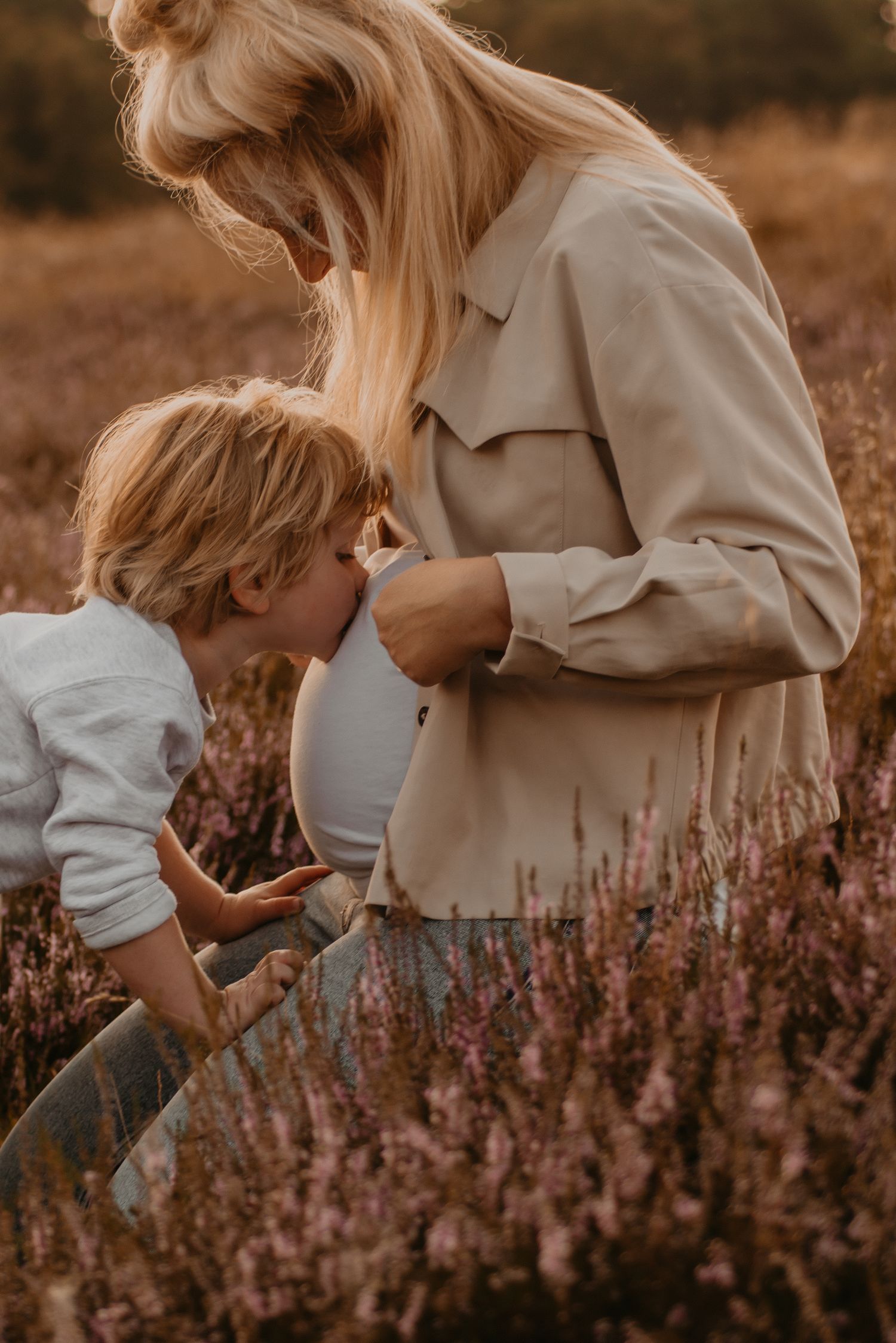 Liefdevolle zwangerschapsshoot met zoon in de natuur | Carmen Roossien Fotografie