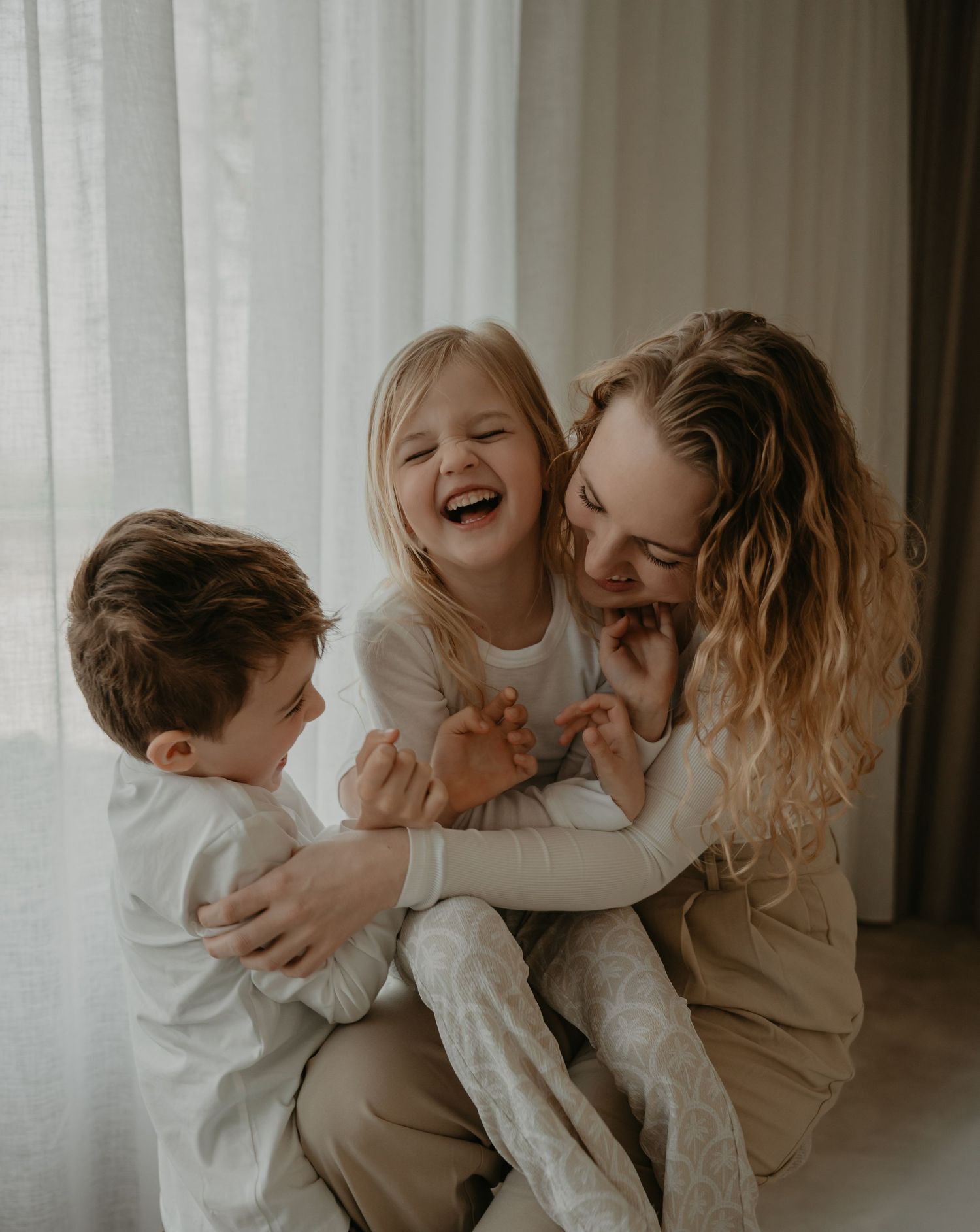 Pure gezinsfotografie in Drenthe met moeder en kinderen in een lichte en rustige setting