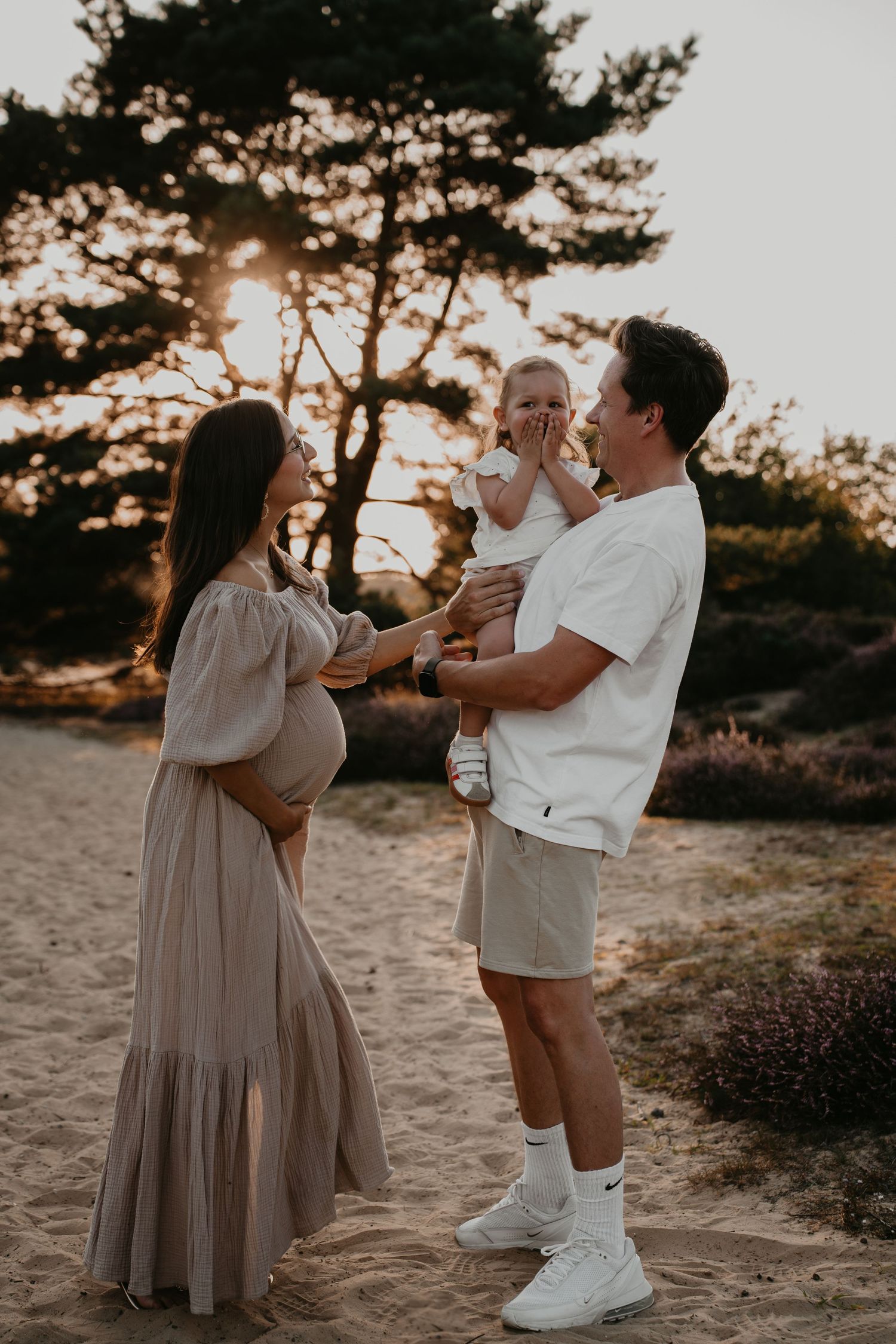Liefdevolle zwangerschapsshoot met gezin in de Drentse natuur | Carmen Roossien Fotografie