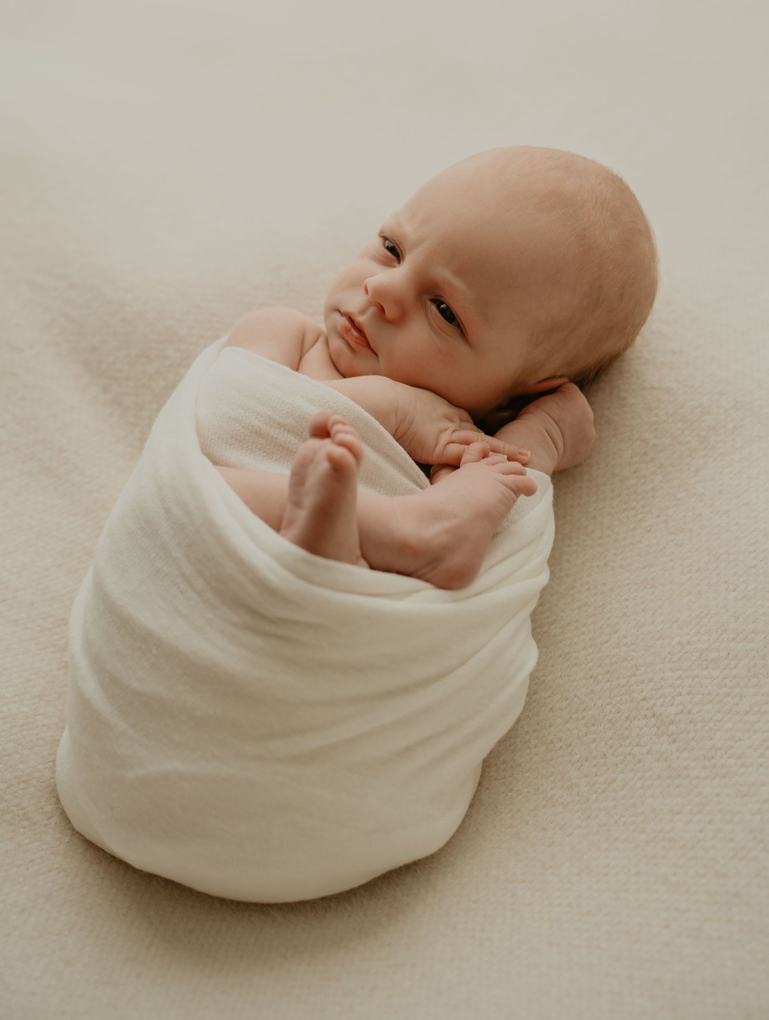Lekker ingebakerd tijdens Newborn Art shoot | Carmen Roossien Fotografie