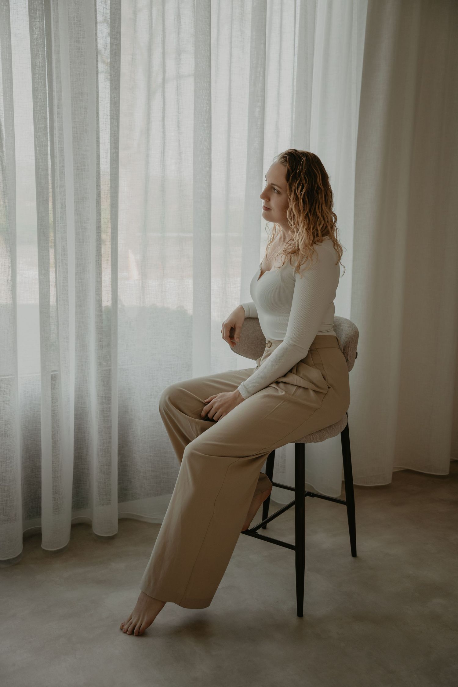 Moderne portretfotografie in Drenthe in een minimalistische studio setting