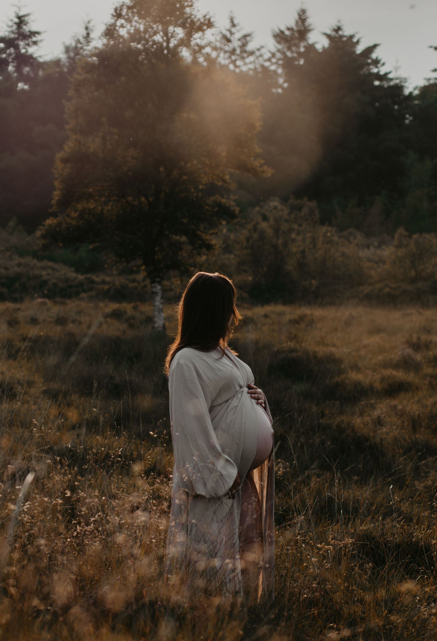 Pure zwangerschapsshoot in de natuur tijdens golden hour | Carmen Roossien Fotografie