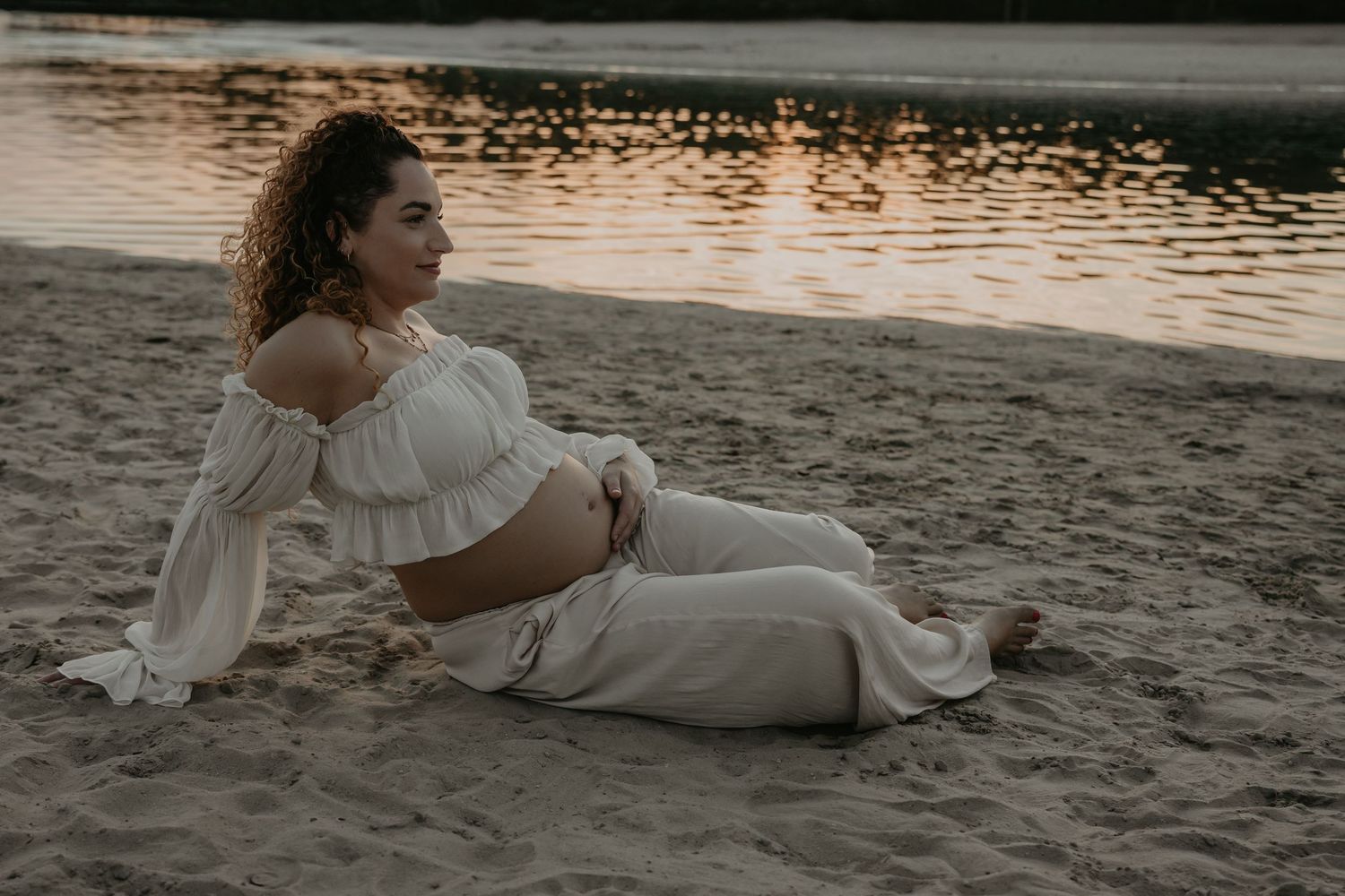 Zwangerschapsshoot buiten in Drenthe | Carmen Roossien Fotografie