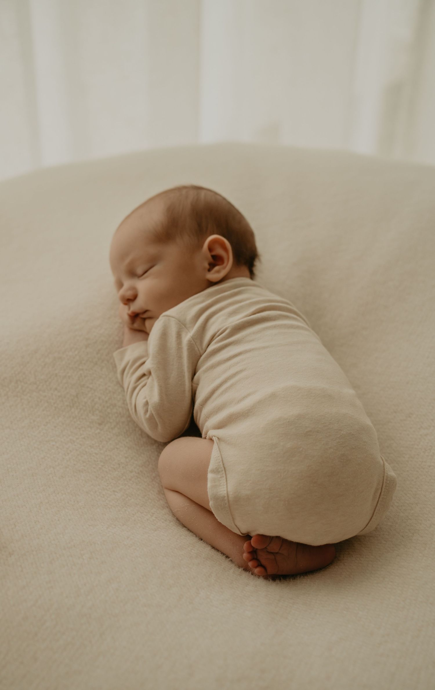 Slapende baby tijdens newbornshoot | Carmen Roossien Fotografie
