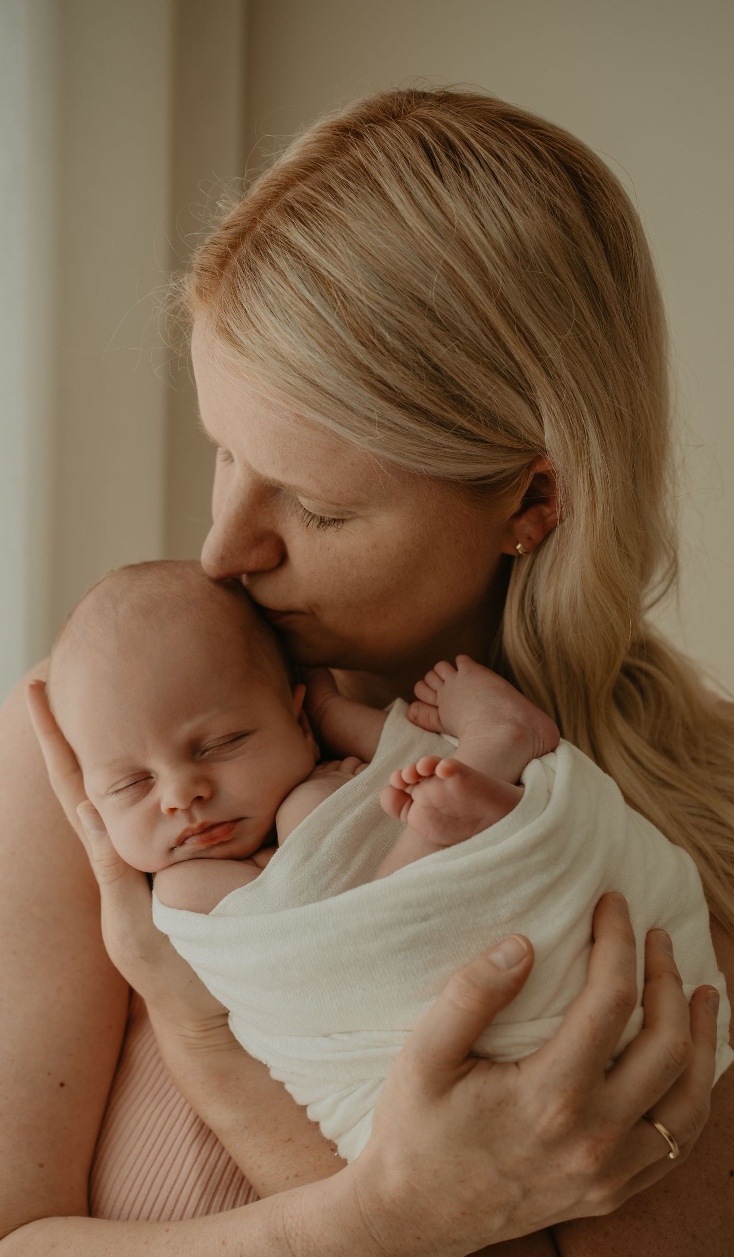 Genieten van haar pasgeboren baby | Carmen Roossien Fotografie