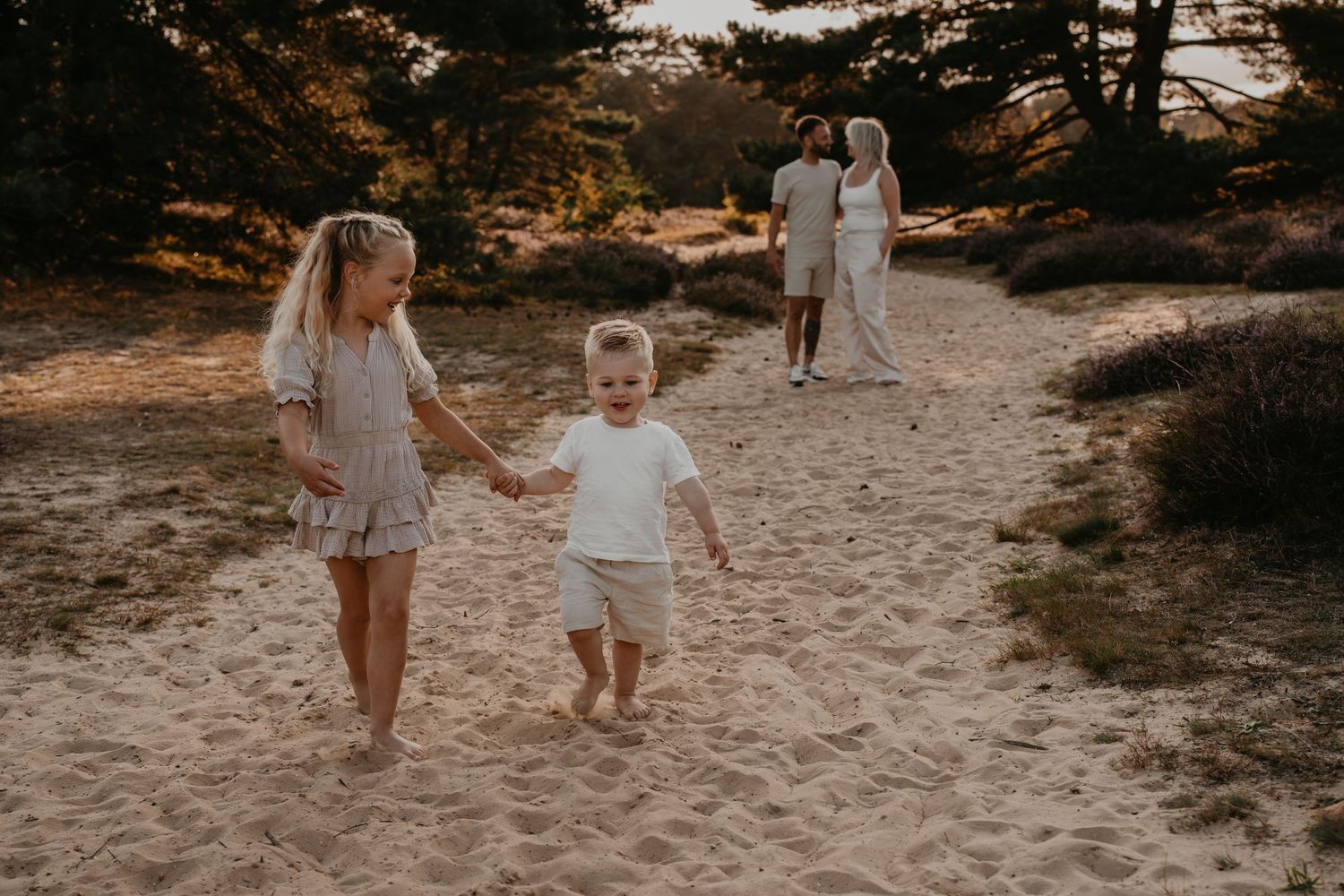 Spontane gezinsshoot in Drenthe met kinderen die samen spelen in de natuur