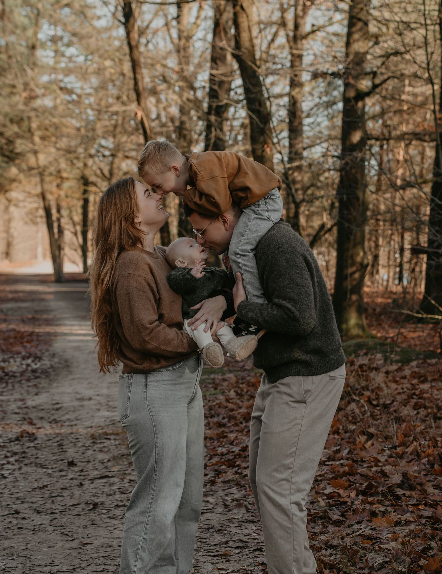 Gezinsshoot in het bos in Drenthe met warme, natuurlijke kleuren en een tijdloze uitstraling