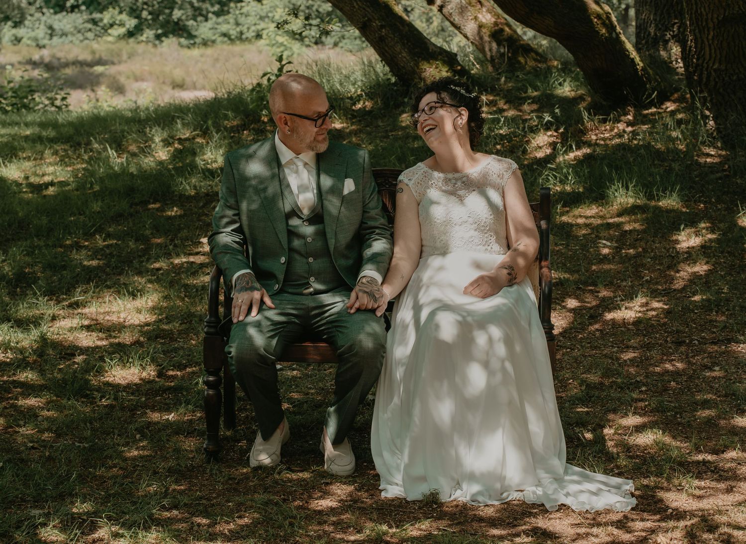Bruidspaar ontspannen samen tijdens trouwfotografie in de Zeegser Duinen in Drenthe