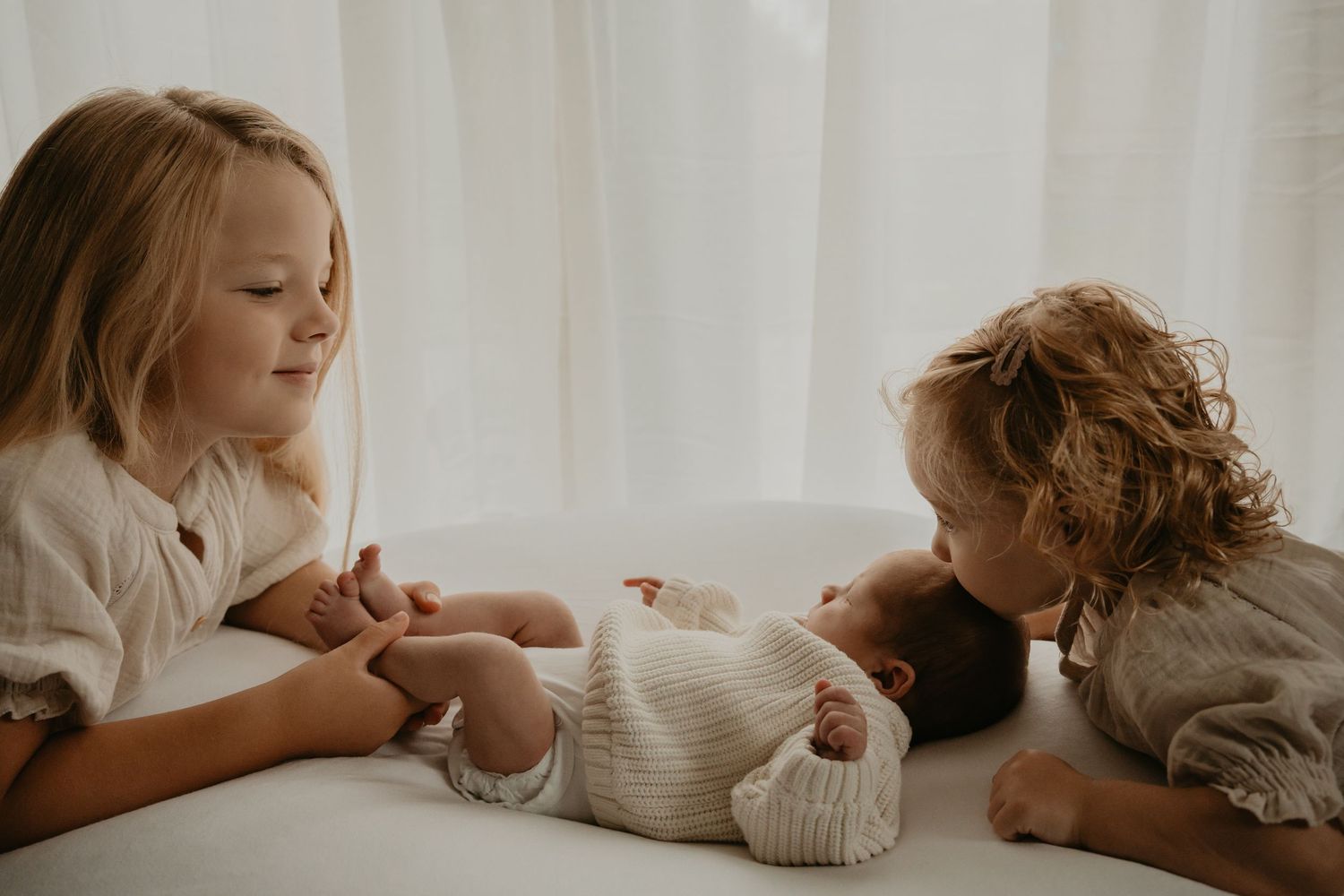 Newborn Art shoot met zijn zussen | Carmen Roossien Fotografie