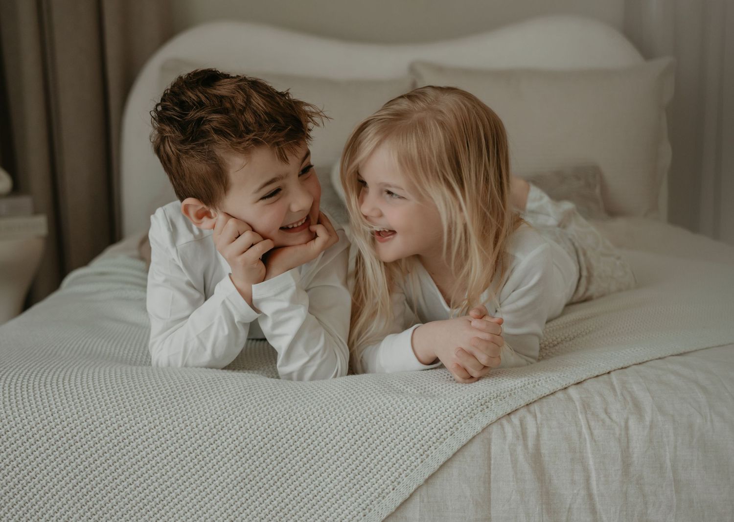 Tijdloze kinderfotografie in Drenthe met een zachte en rustige uitstraling