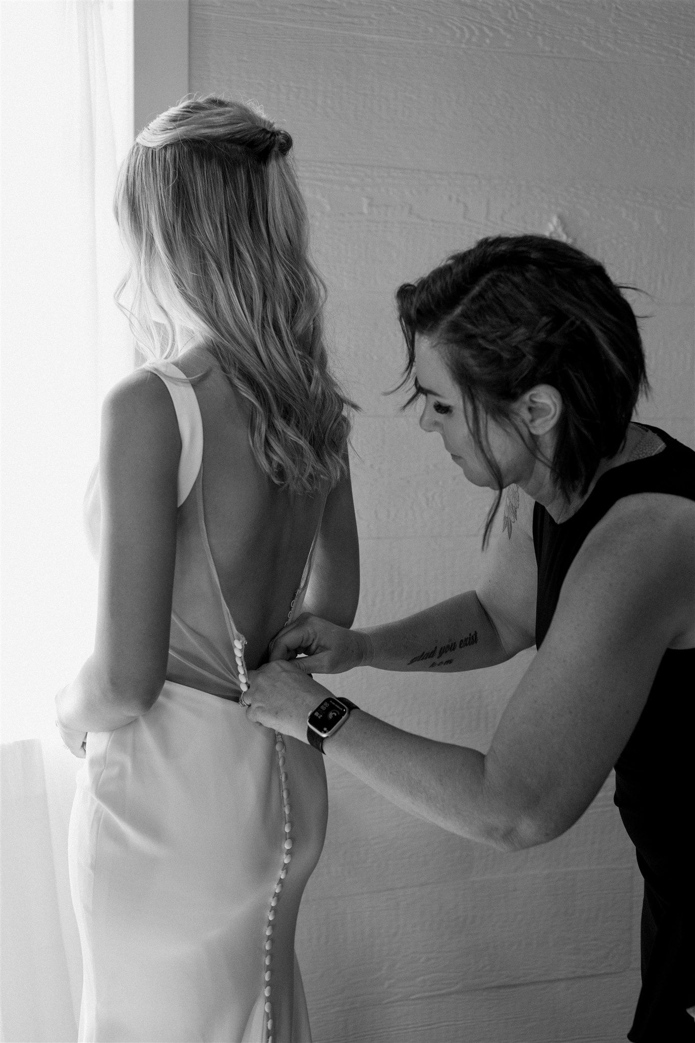 Bride getting ready on wedding day Cottonwood, California, captured by Makayla Miranda Photo.