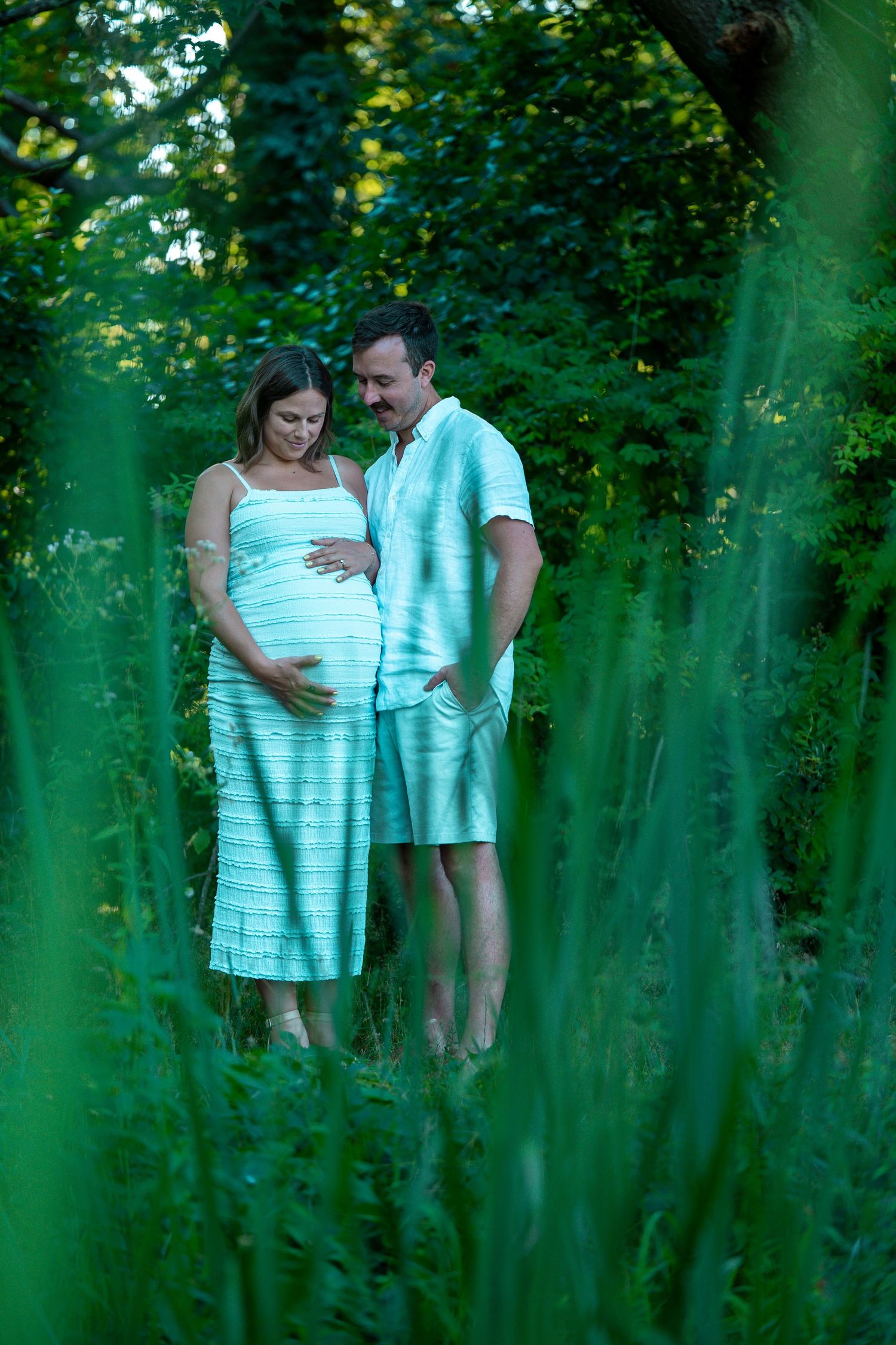 maternity family photo at the Longfellow Wayside Inn in Sudbury, MA. Studio Joki