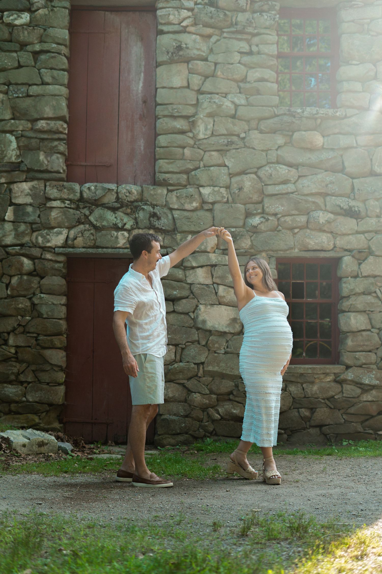 maternity family photo at the Longfellow Wayside Inn in Sudbury, MA. Studio Joki