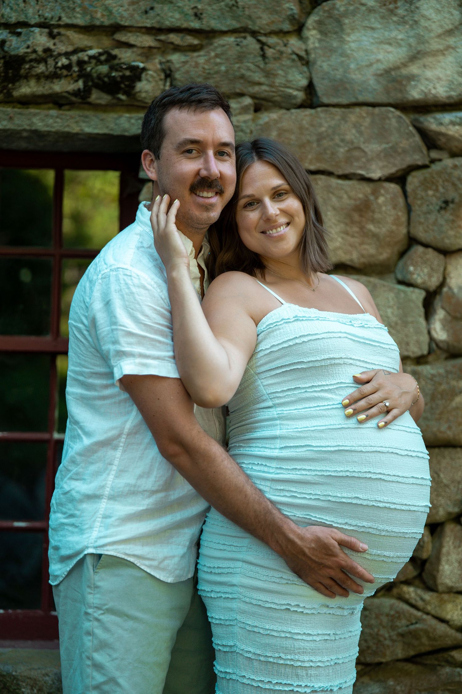 maternity family photo at the Longfellow Wayside Inn in Sudbury, MA. Studio Joki