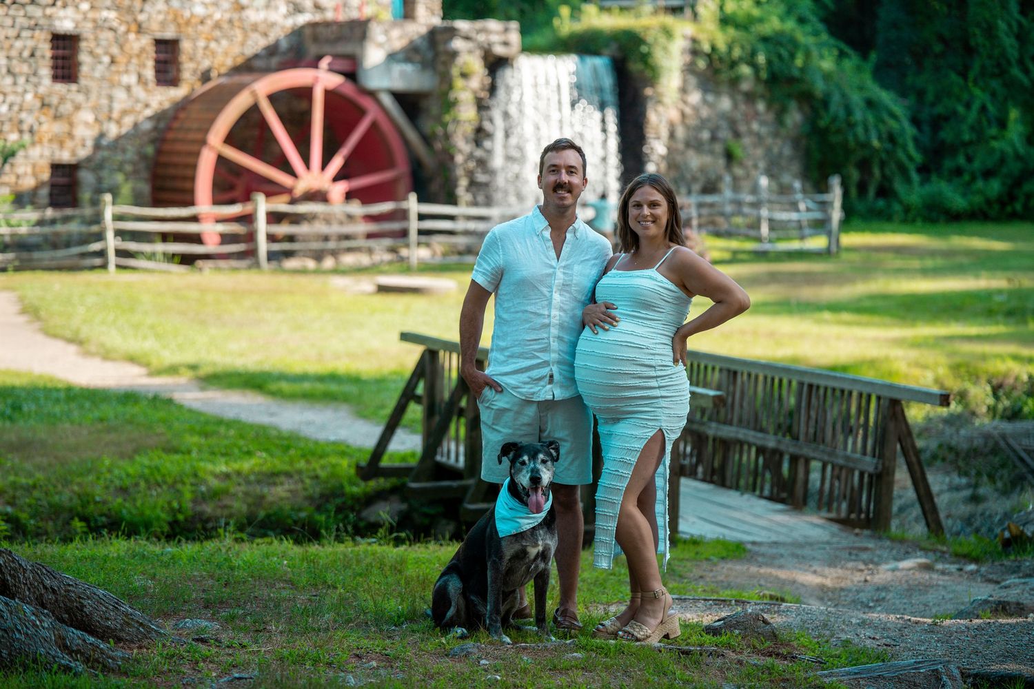 maternity family photo at the Longfellow Wayside Inn in Sudbury, MA. Studio Joki