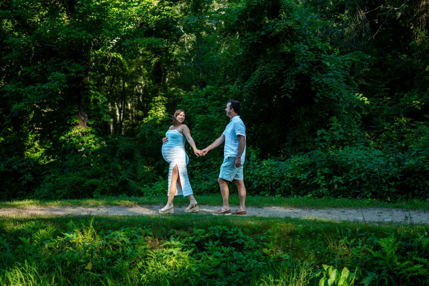 maternity photography 38 weeks pregnant at the Longfellow Wayside Inn in Sudbury, MA. Studio Joki