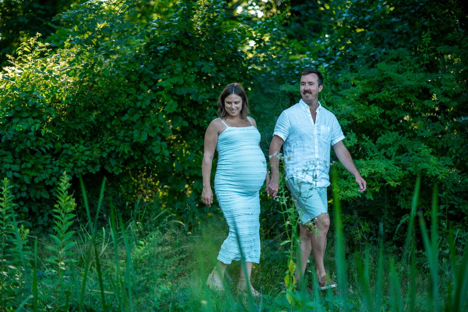 maternity family photo at the Longfellow Wayside Inn in Sudbury, MA. Studio Joki