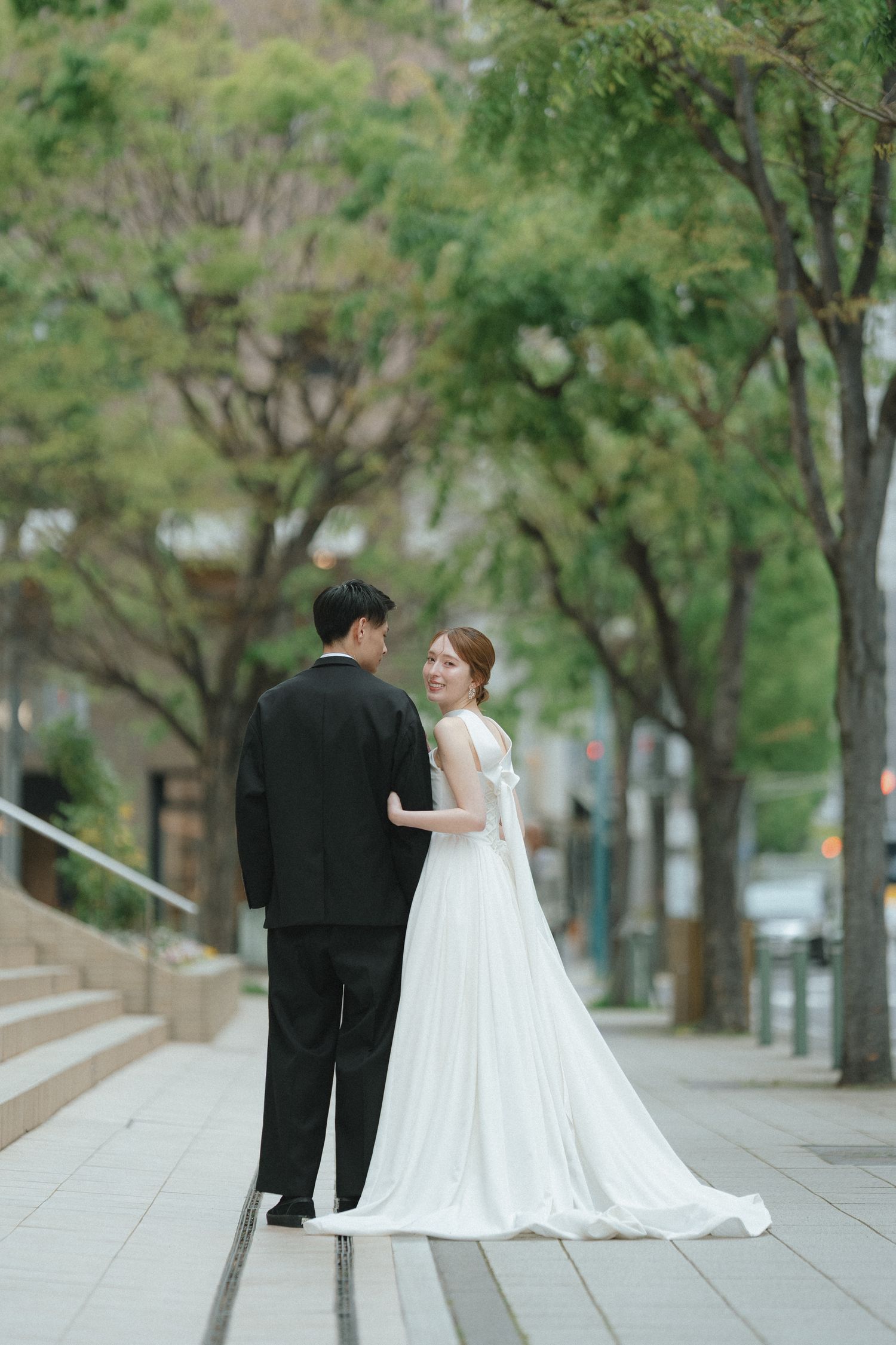 並木道を歩くご夫婦のやさしいウェディングフォト