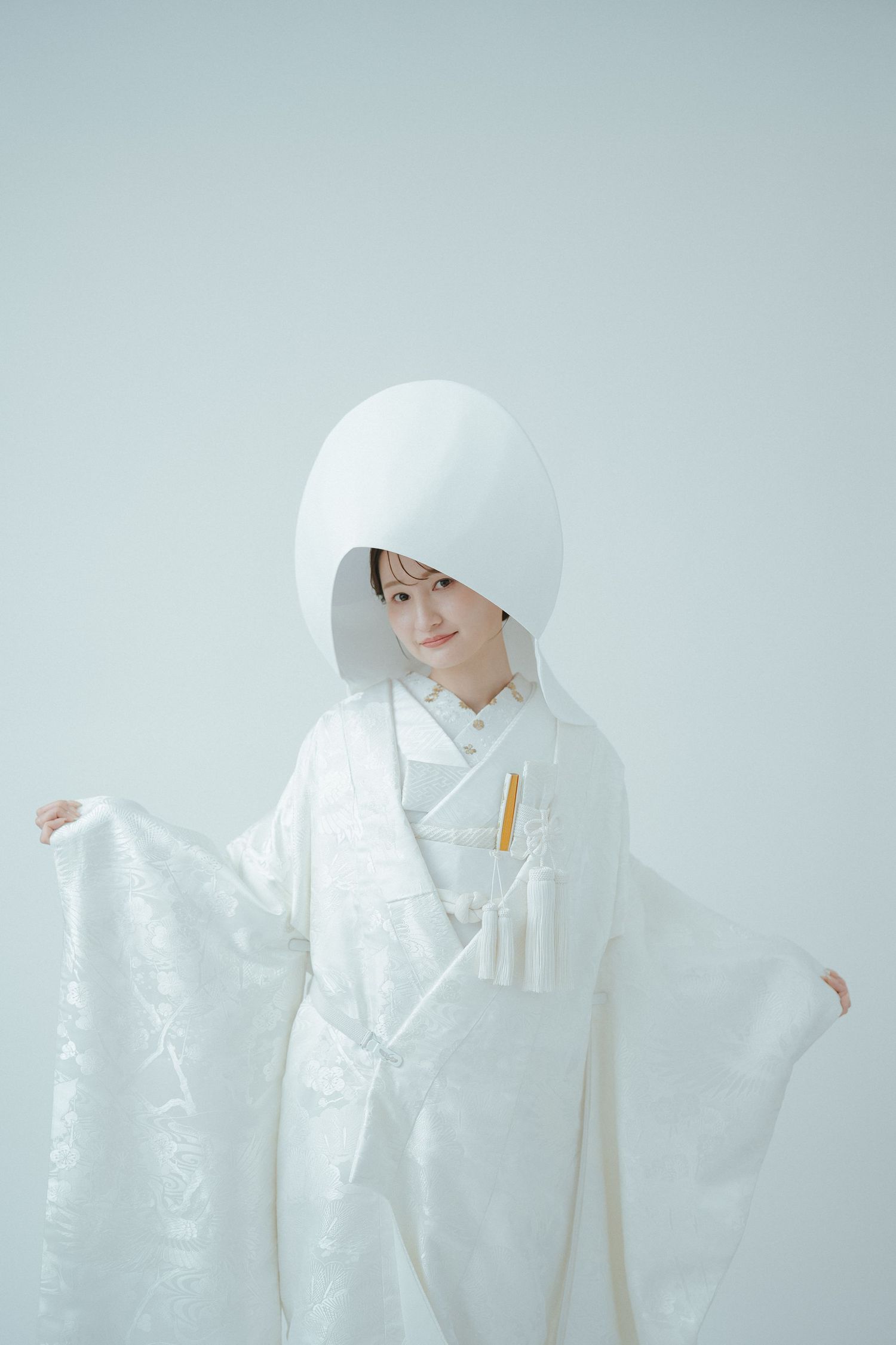 白無垢姿でたたずむ花嫁のやわらかなポートレート