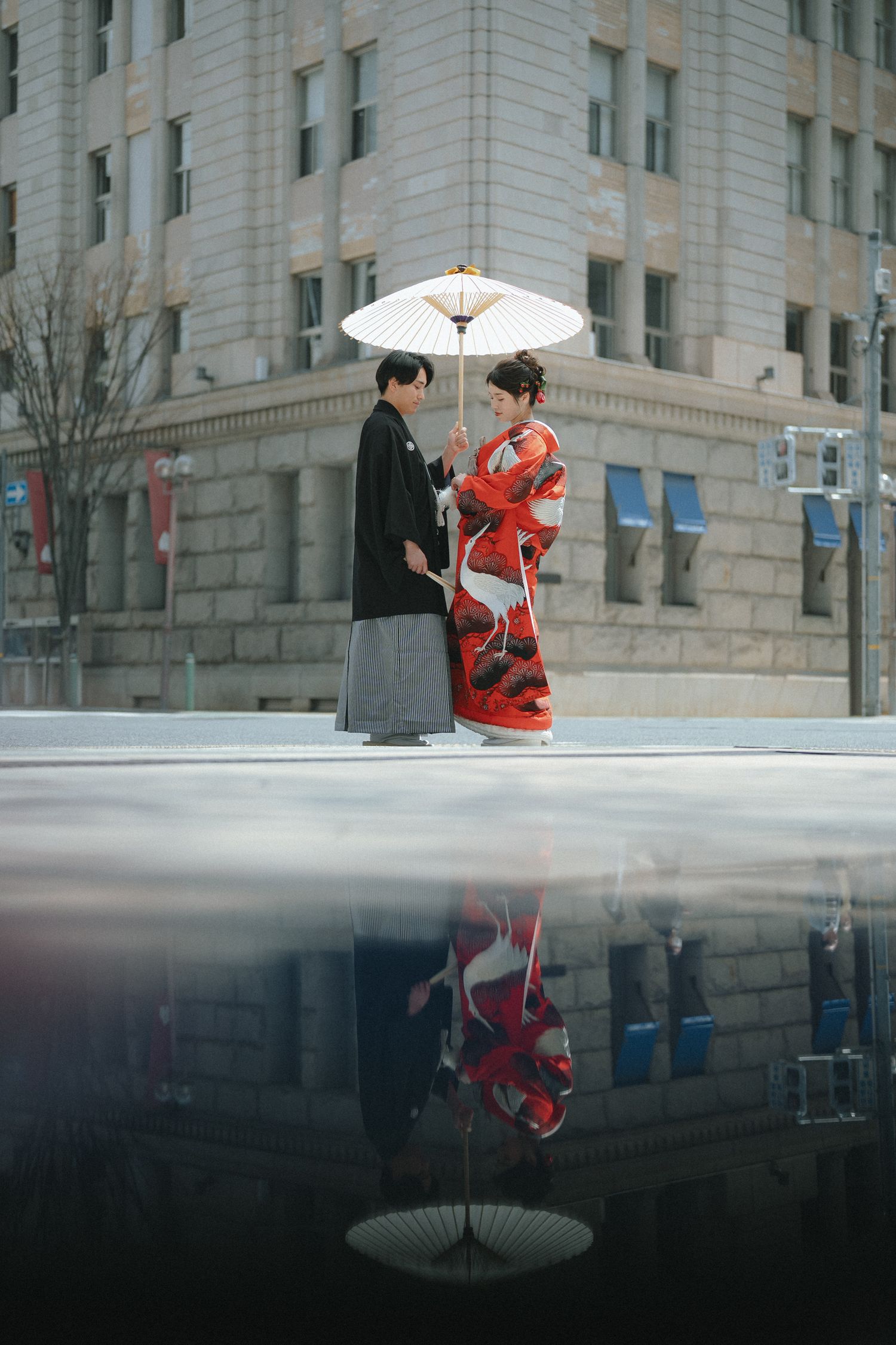 街角で和装姿を写したご夫婦の印象的なウェディングフォト