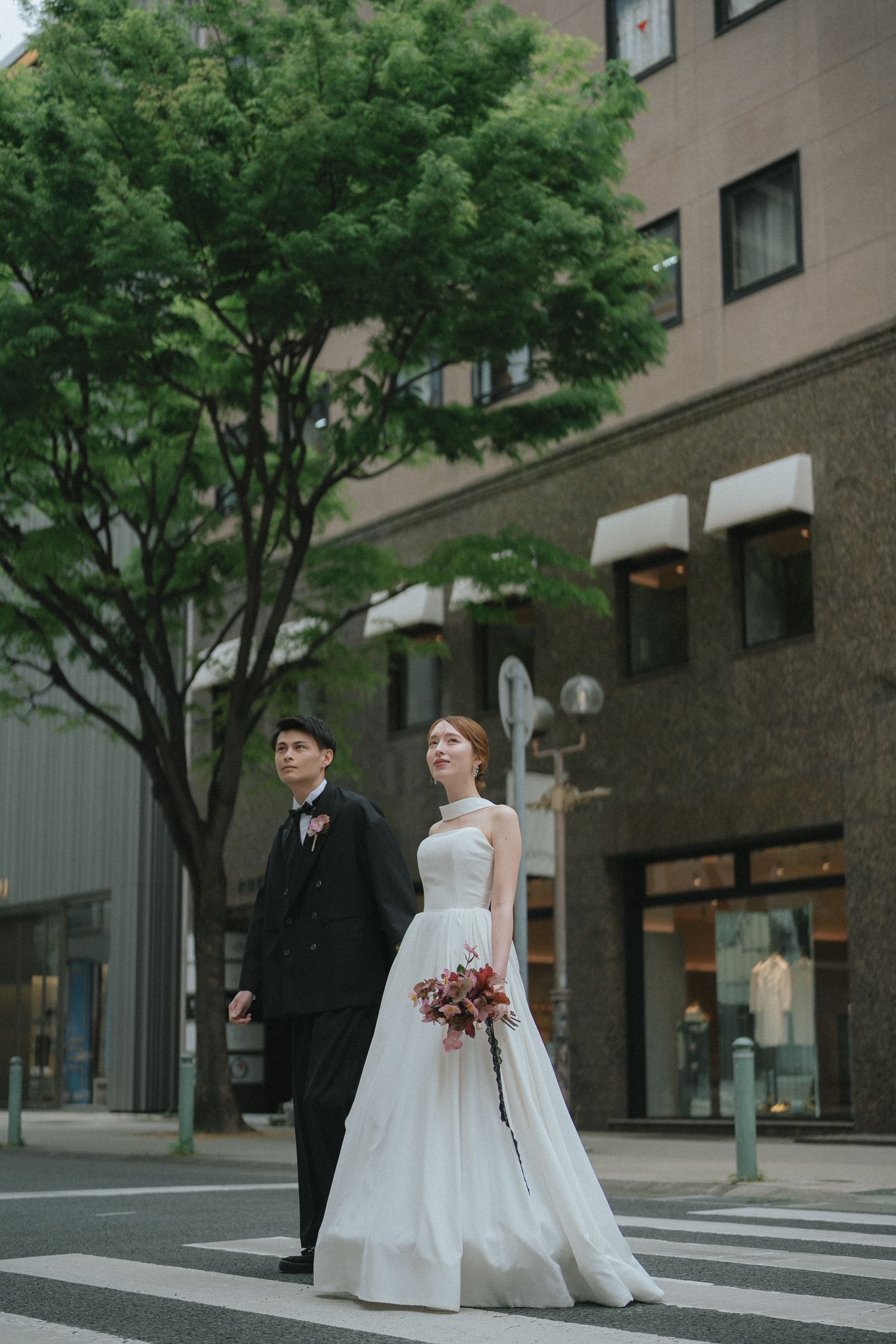 街並みの中に立つご夫婦のやさしいウェディングフォト