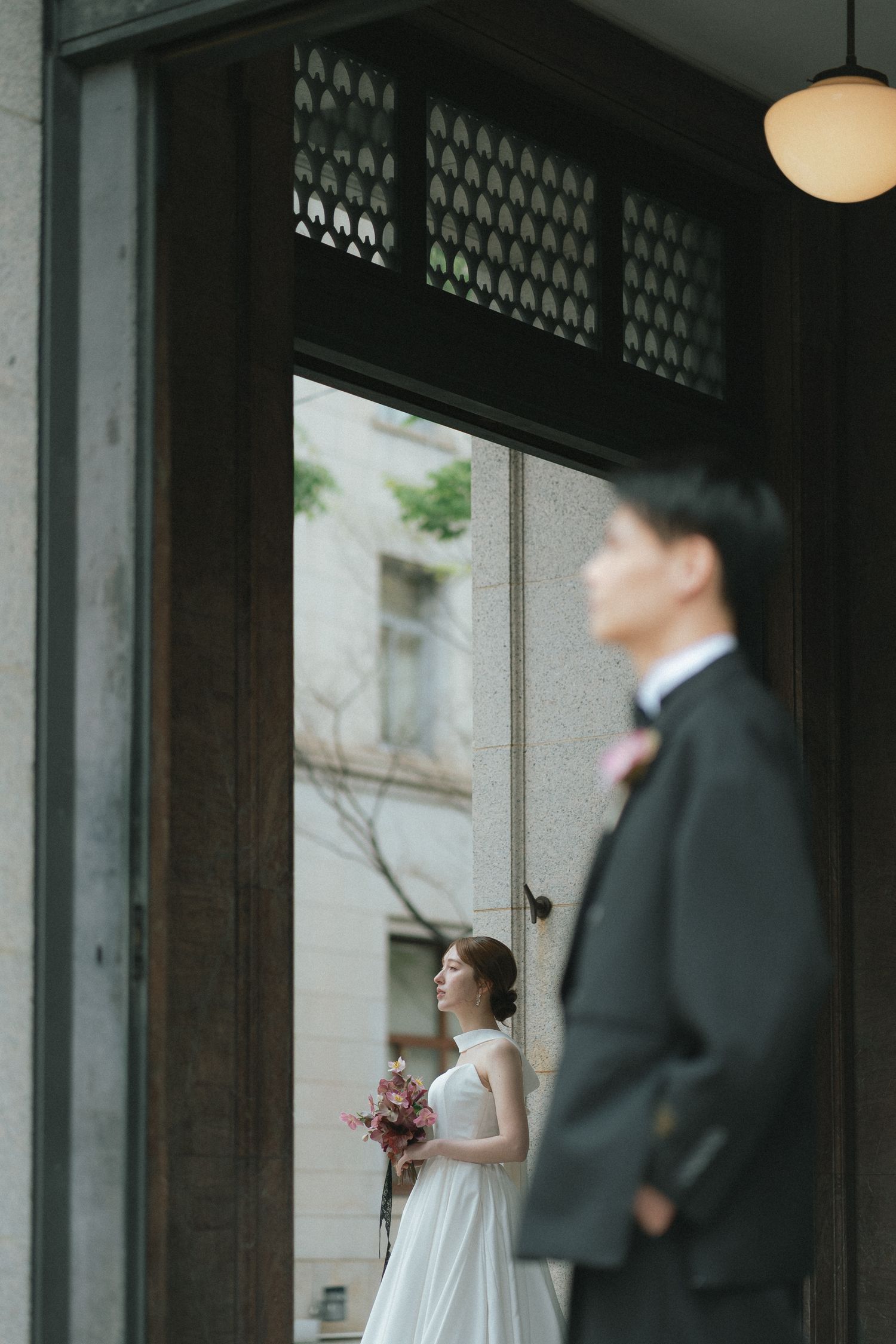 扉越しに写るご夫婦のウェディングフォト