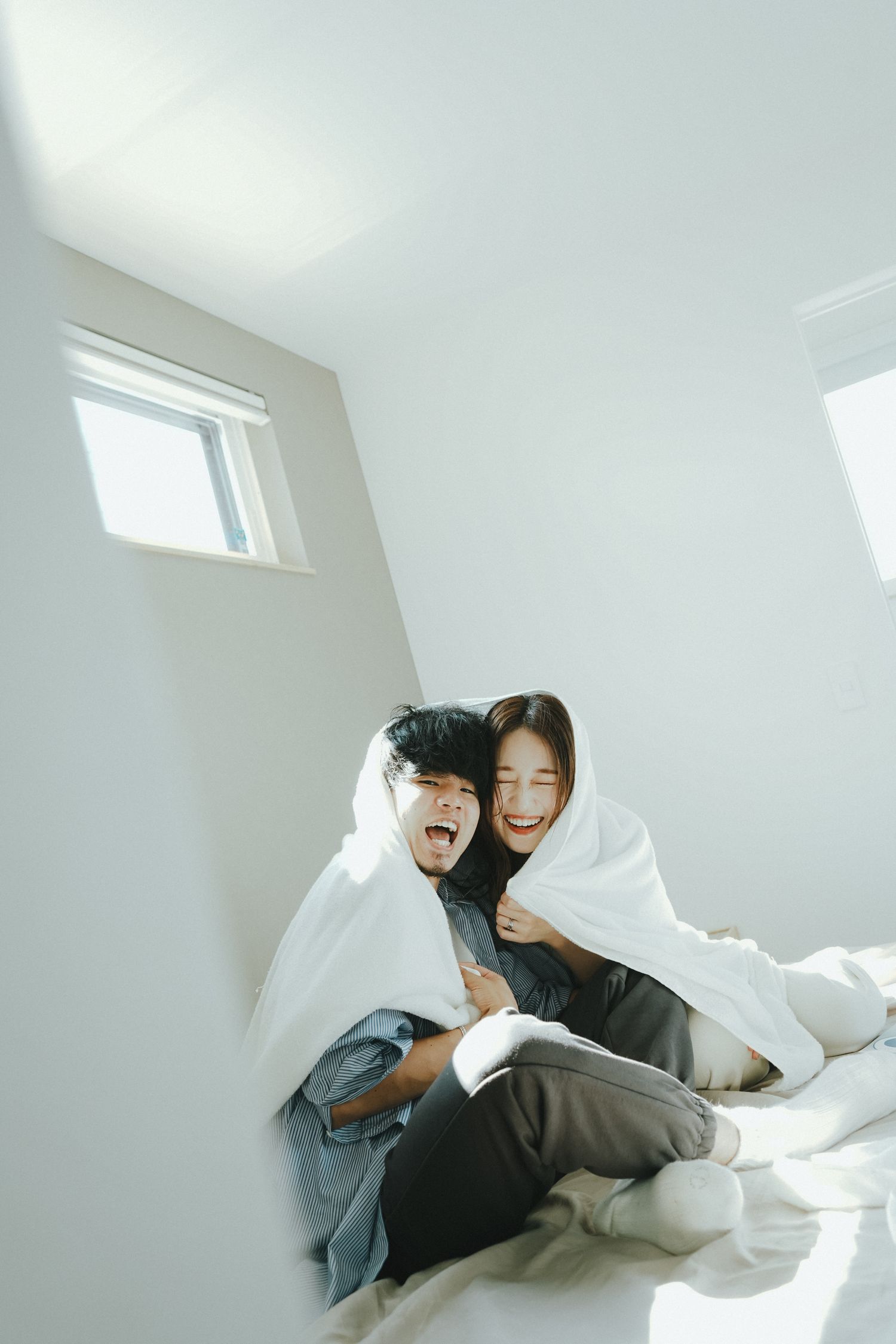 やわらかな光の中で寄り添うご夫婦のフォト