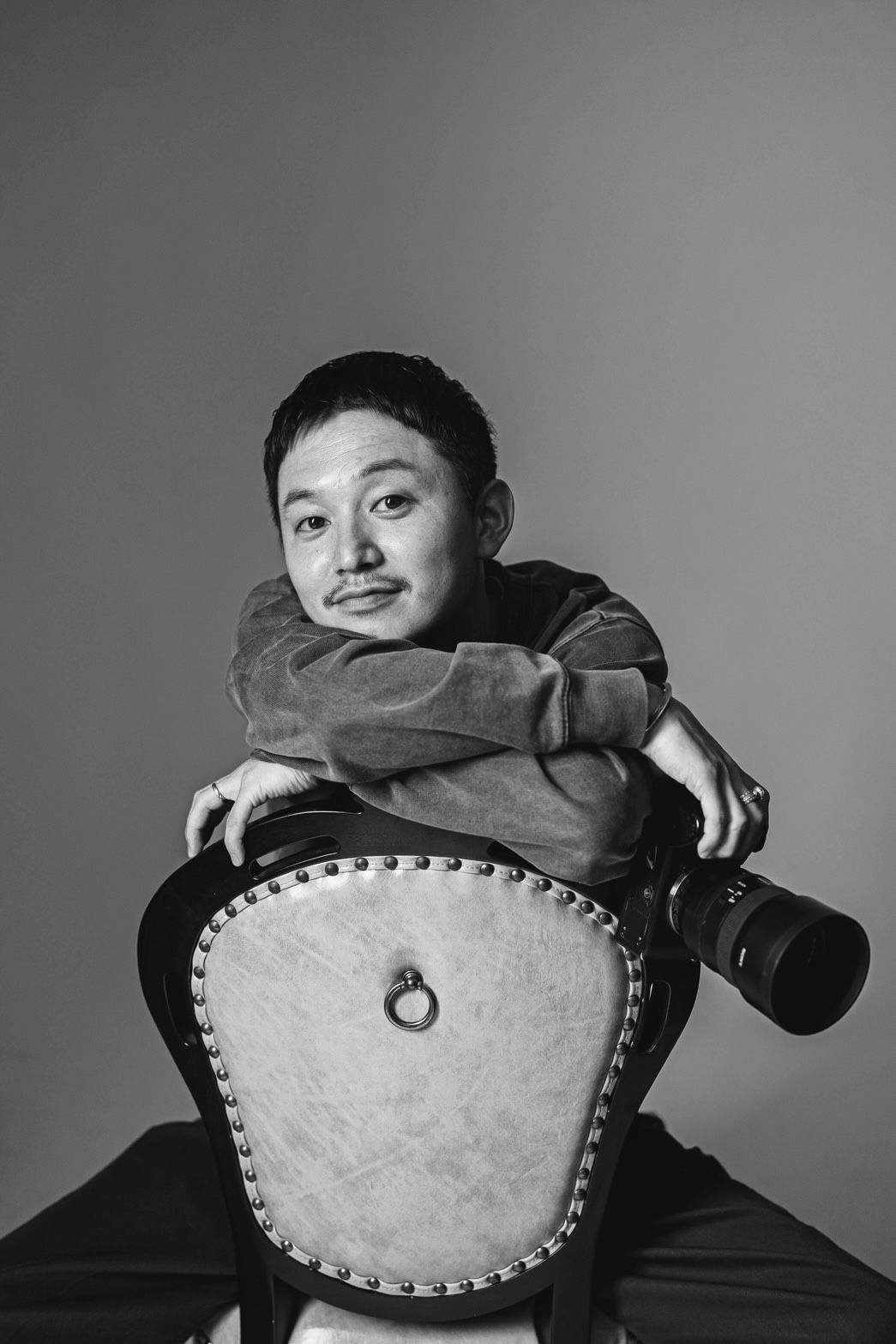 椅子に座る男性のモノクロポートレート