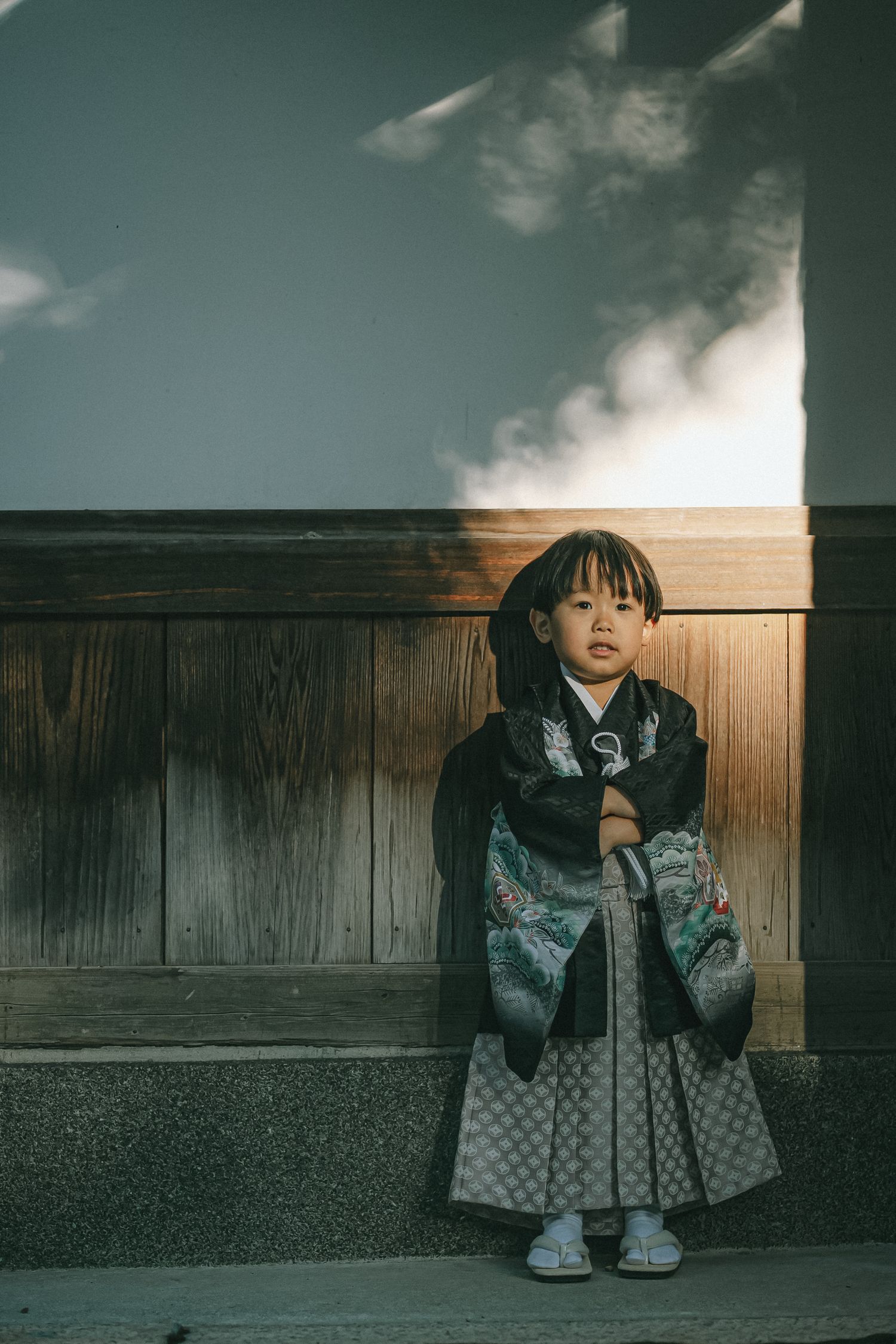 和装で立つ男の子の七五三ポートレート