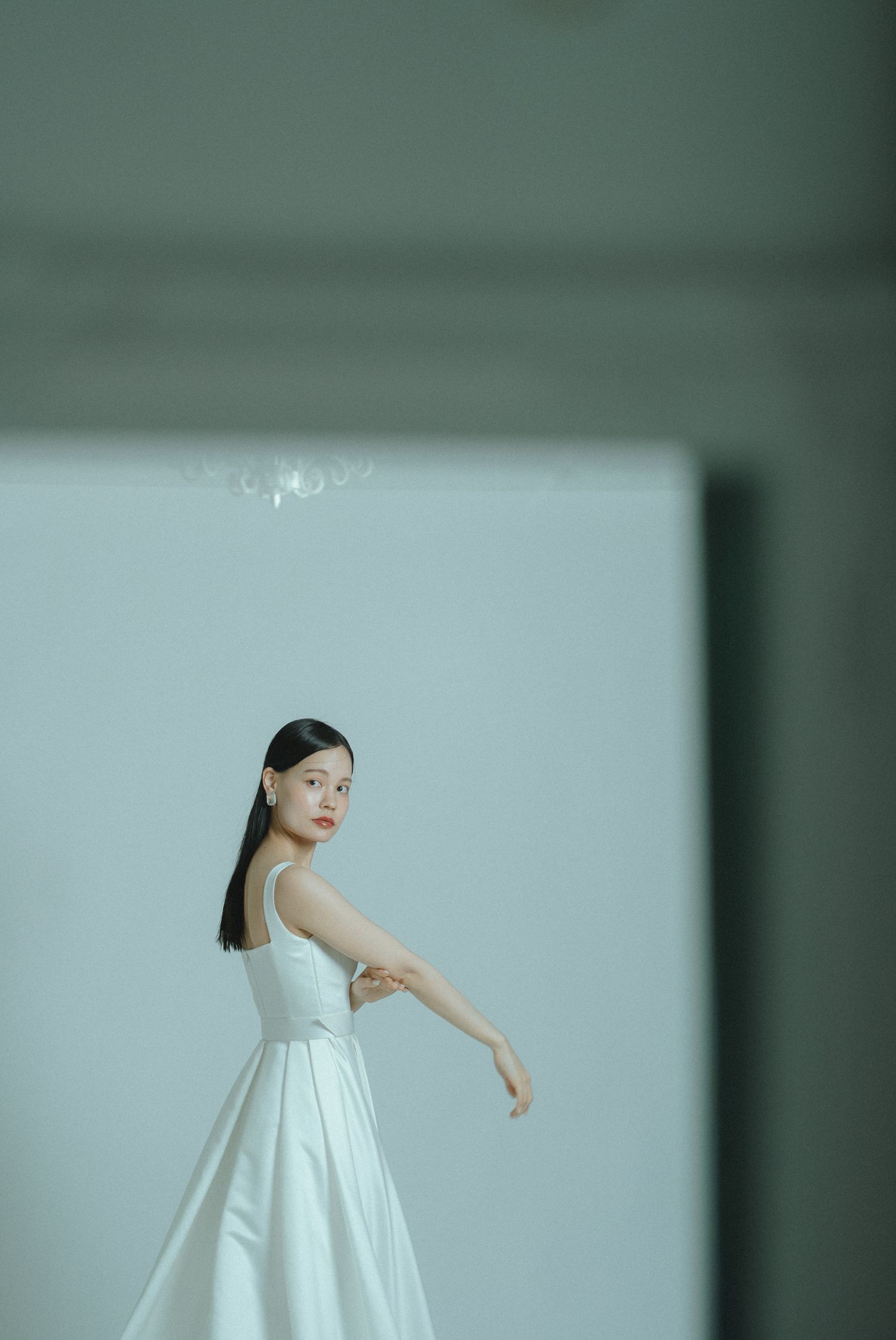 やさしい光の中にたたずむ花嫁のポートレート