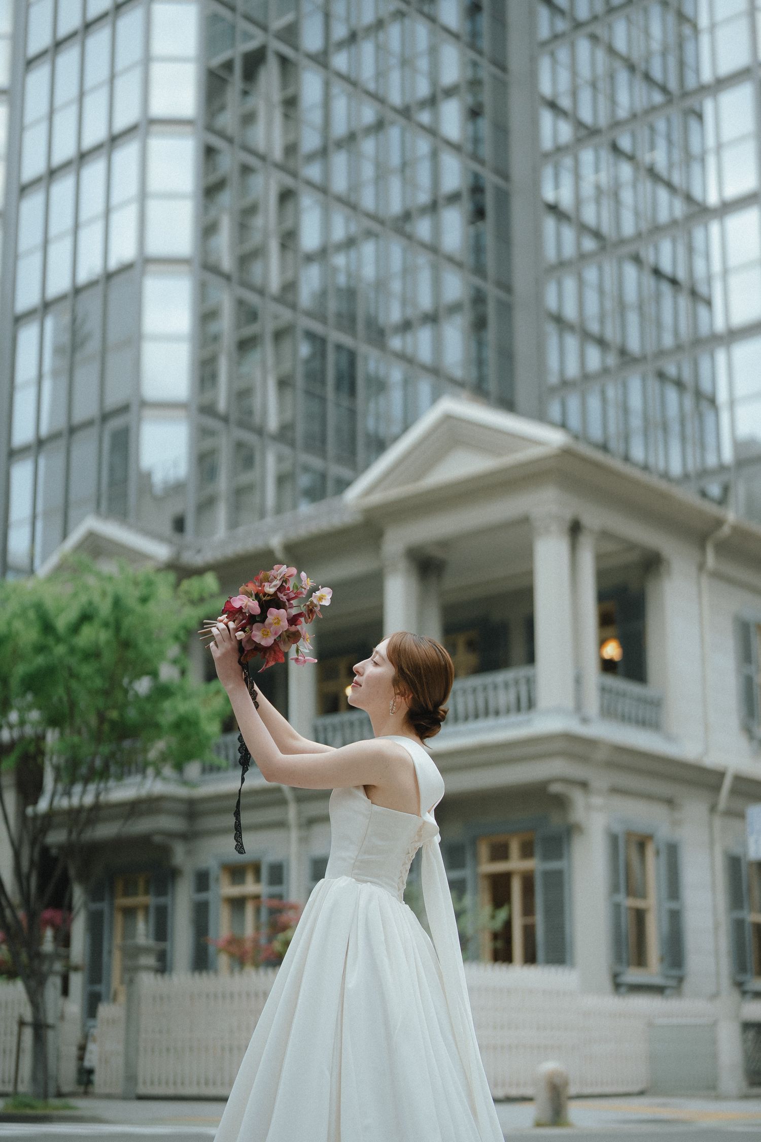 ブーケを掲げる花嫁の晴れやかなポートレート