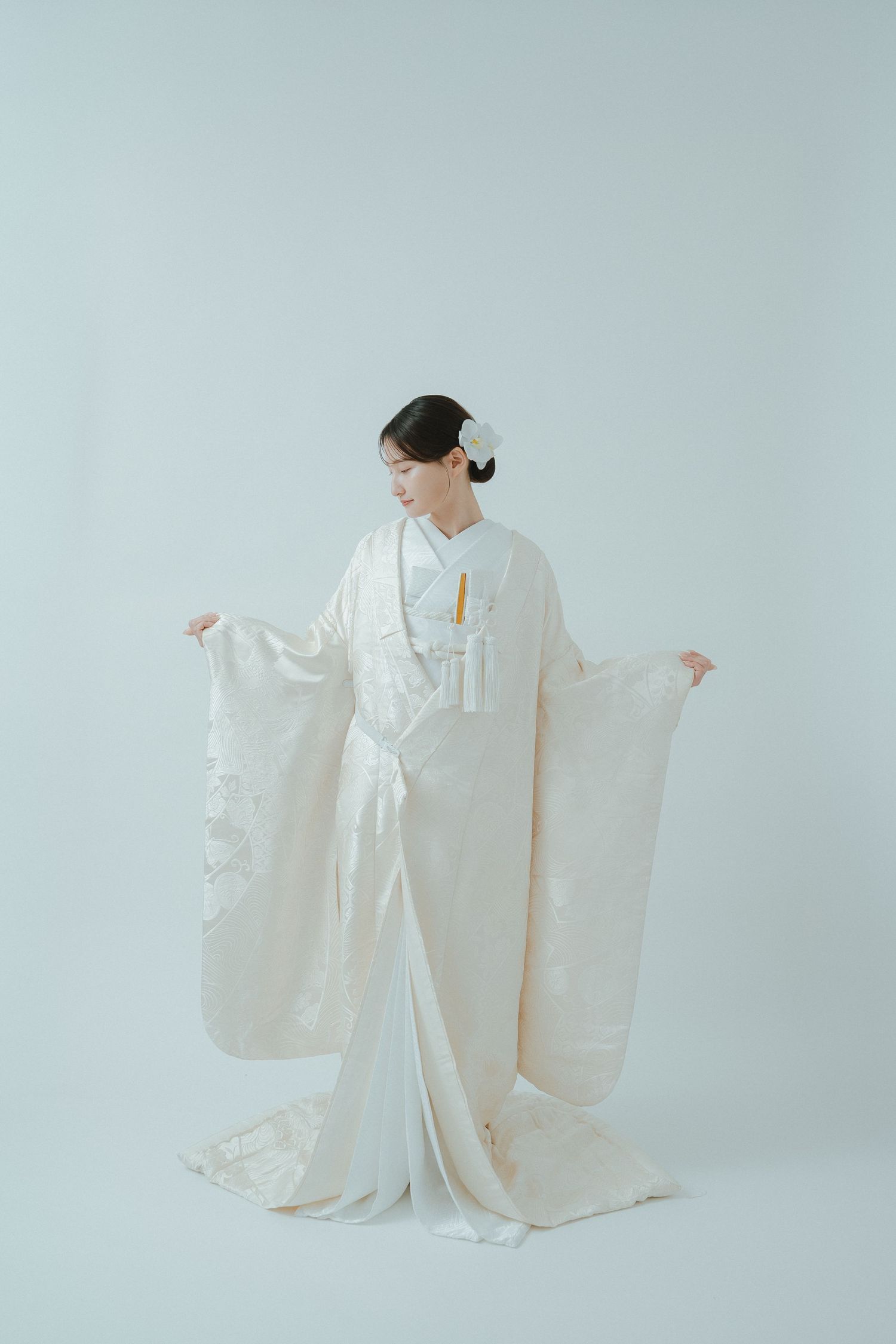 白無垢姿でたたずむ花嫁のやわらかなポートレート