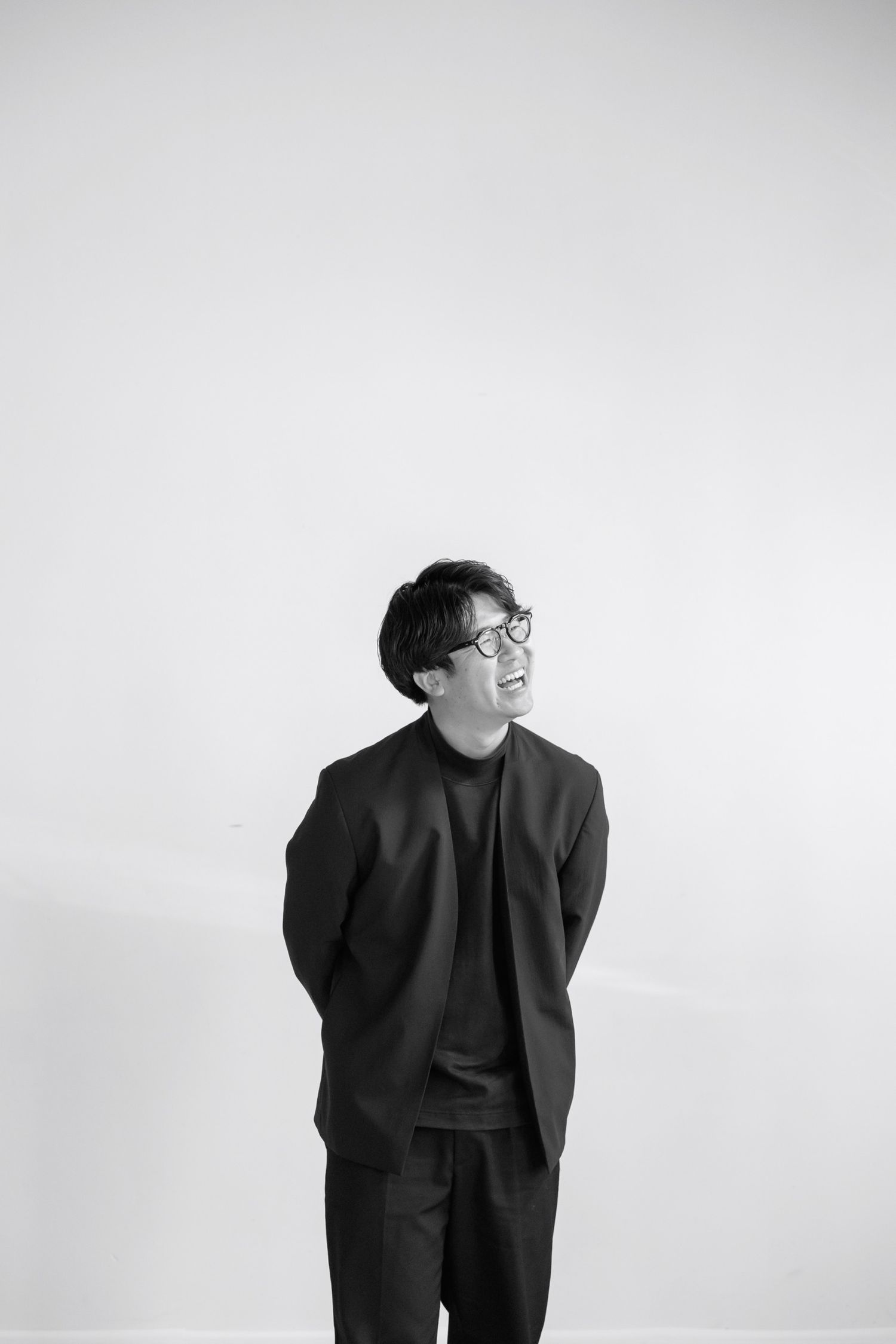 静かな表情を写した男性のモノクロポートレート