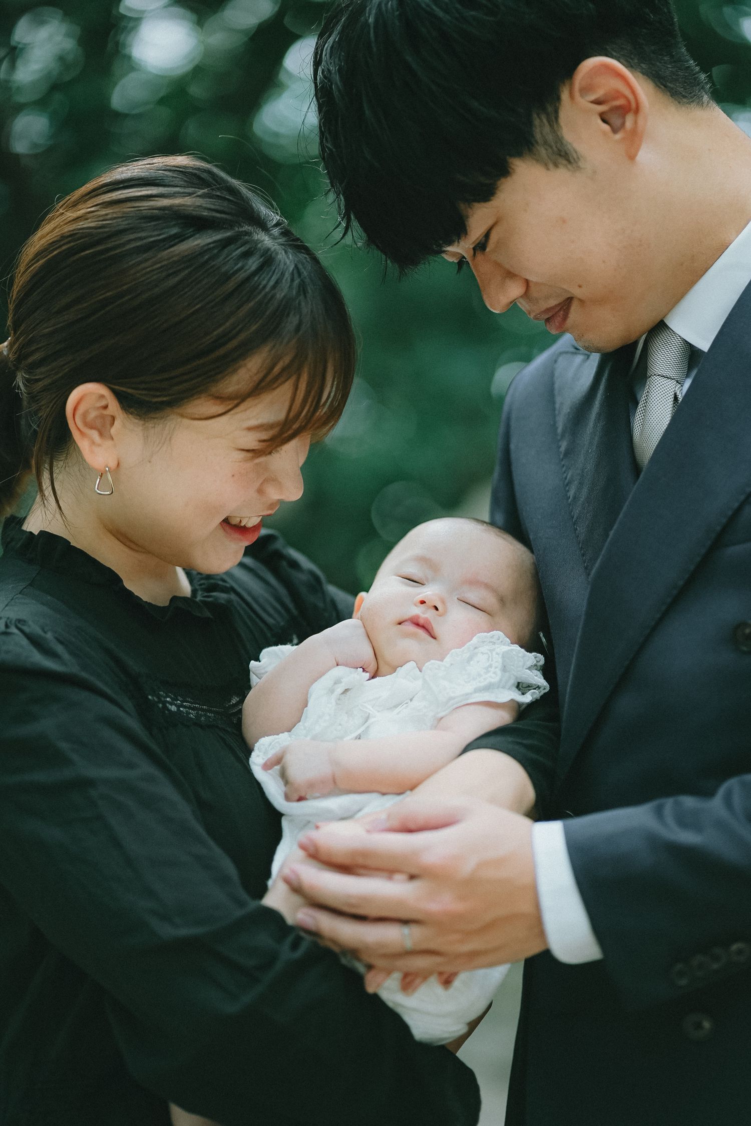 赤ちゃんを囲むご家族のあたたかな記念写真