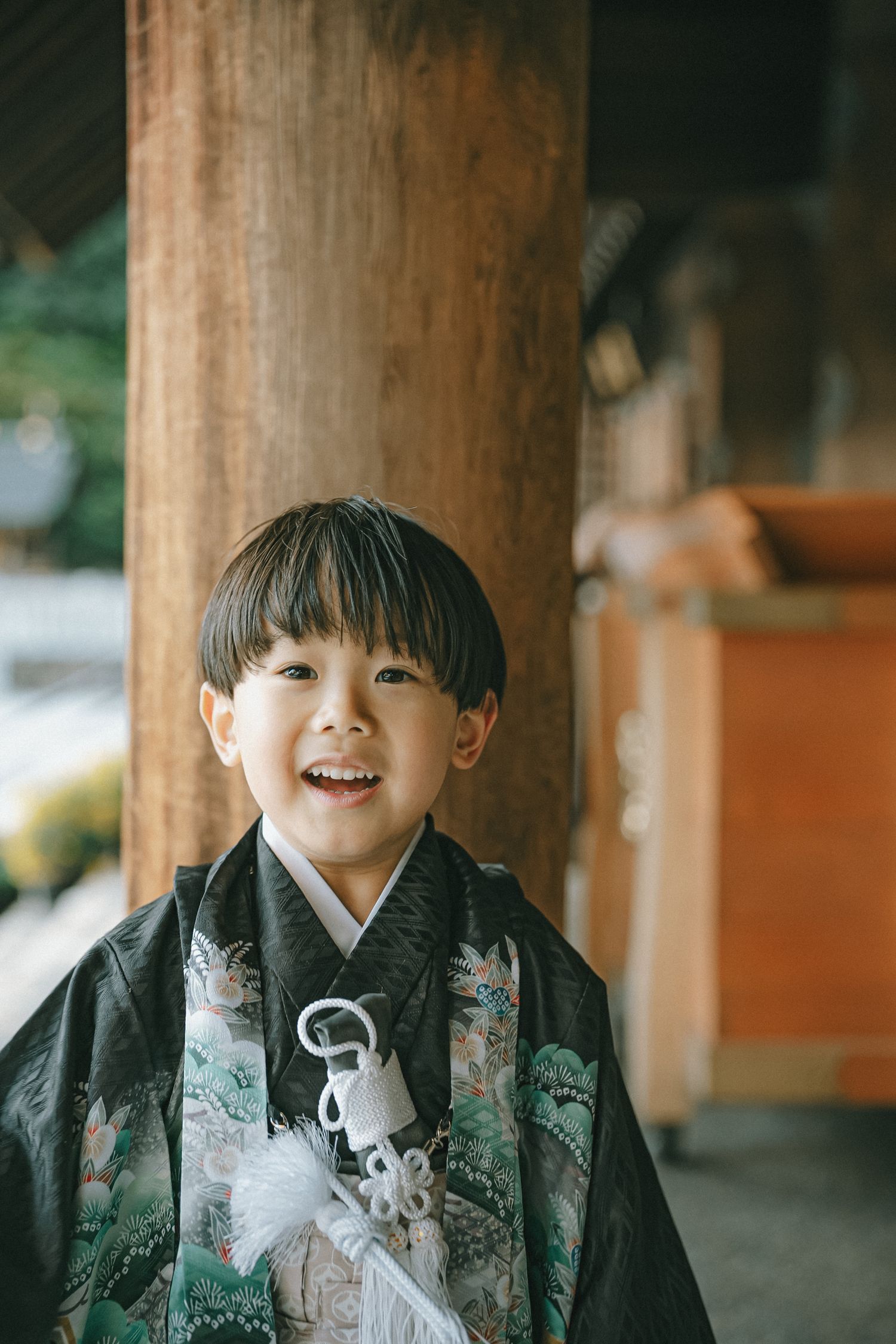 紋付袴姿で微笑む男の子の七五三ポートレート