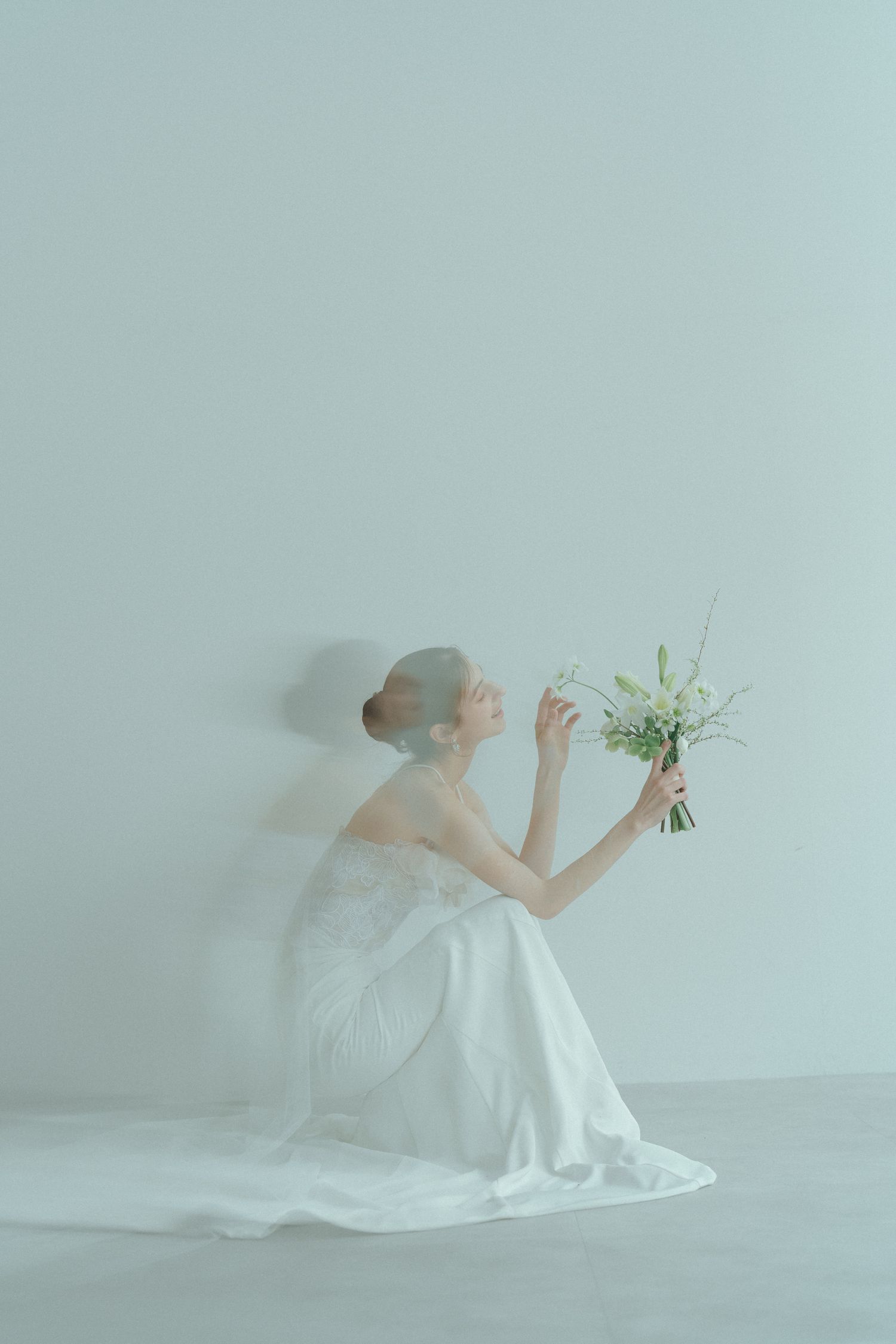 ブーケを手に座る花嫁の前撮りポートレート