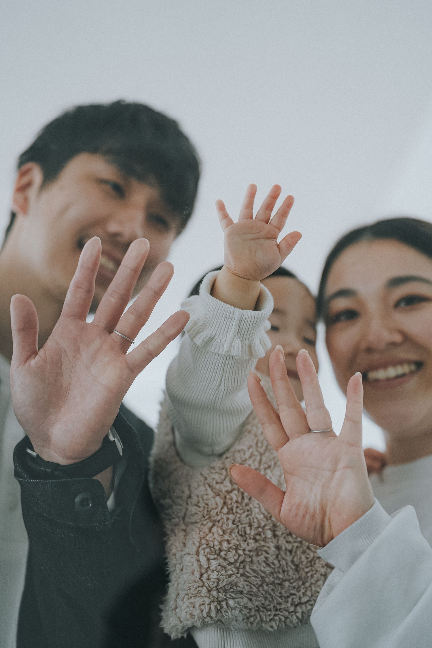 笑顔を向けるご家族のあたたかな記念写真