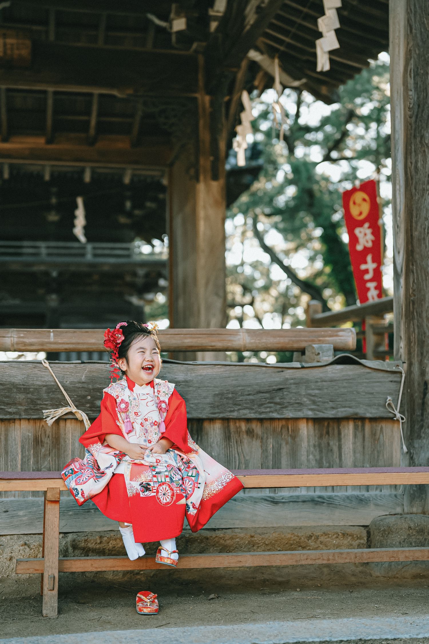 神社でやさしく微笑む女の子の七五三記念写真
