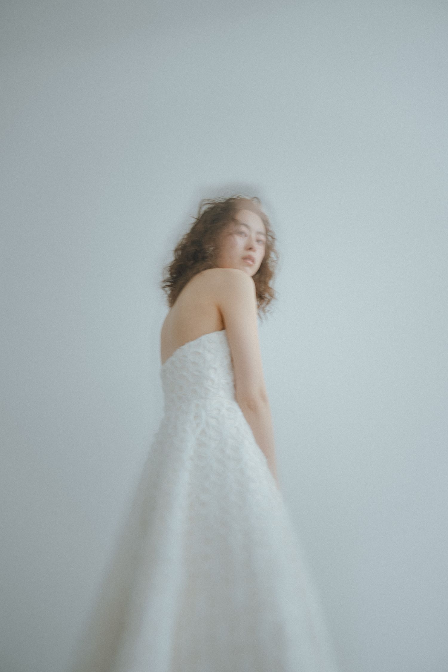 ウェディングドレス姿で立つ花嫁のポートレート