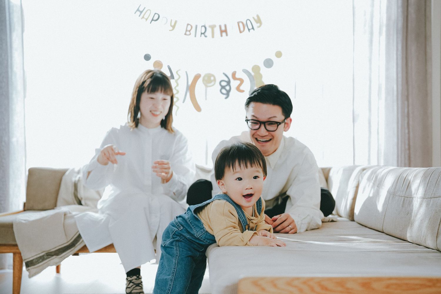 お誕生日を迎えたご家族の明るい記念写真