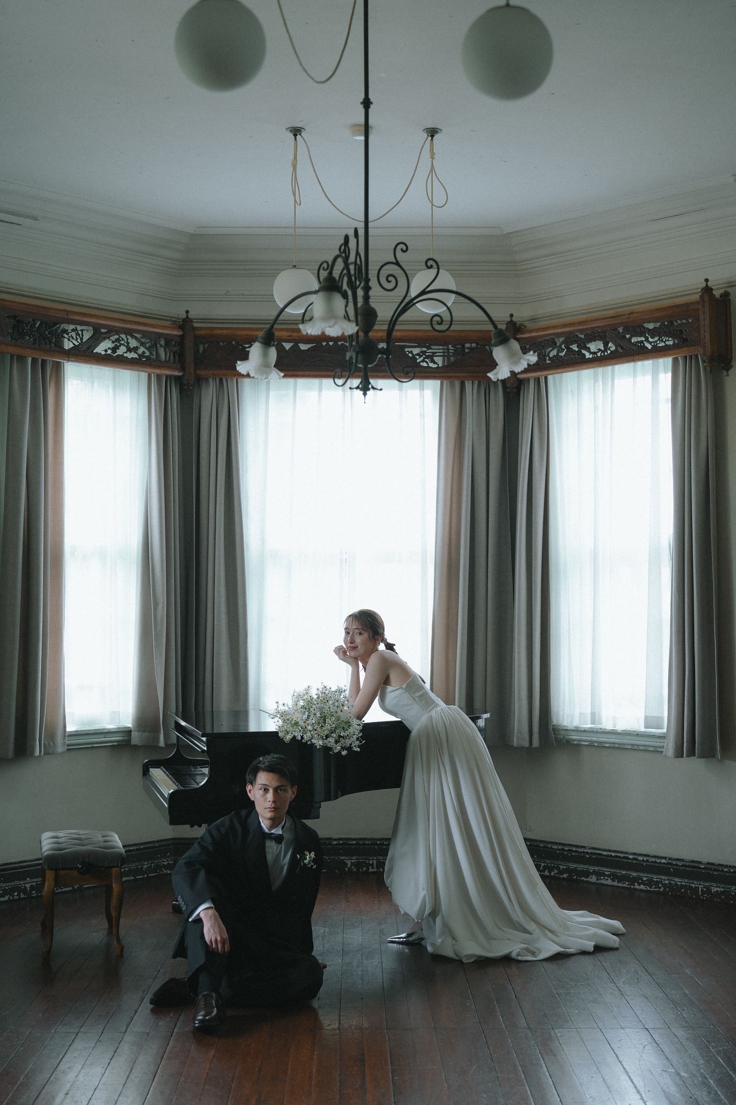洋館の中で寄り添うご夫婦の落ち着いた記念写真