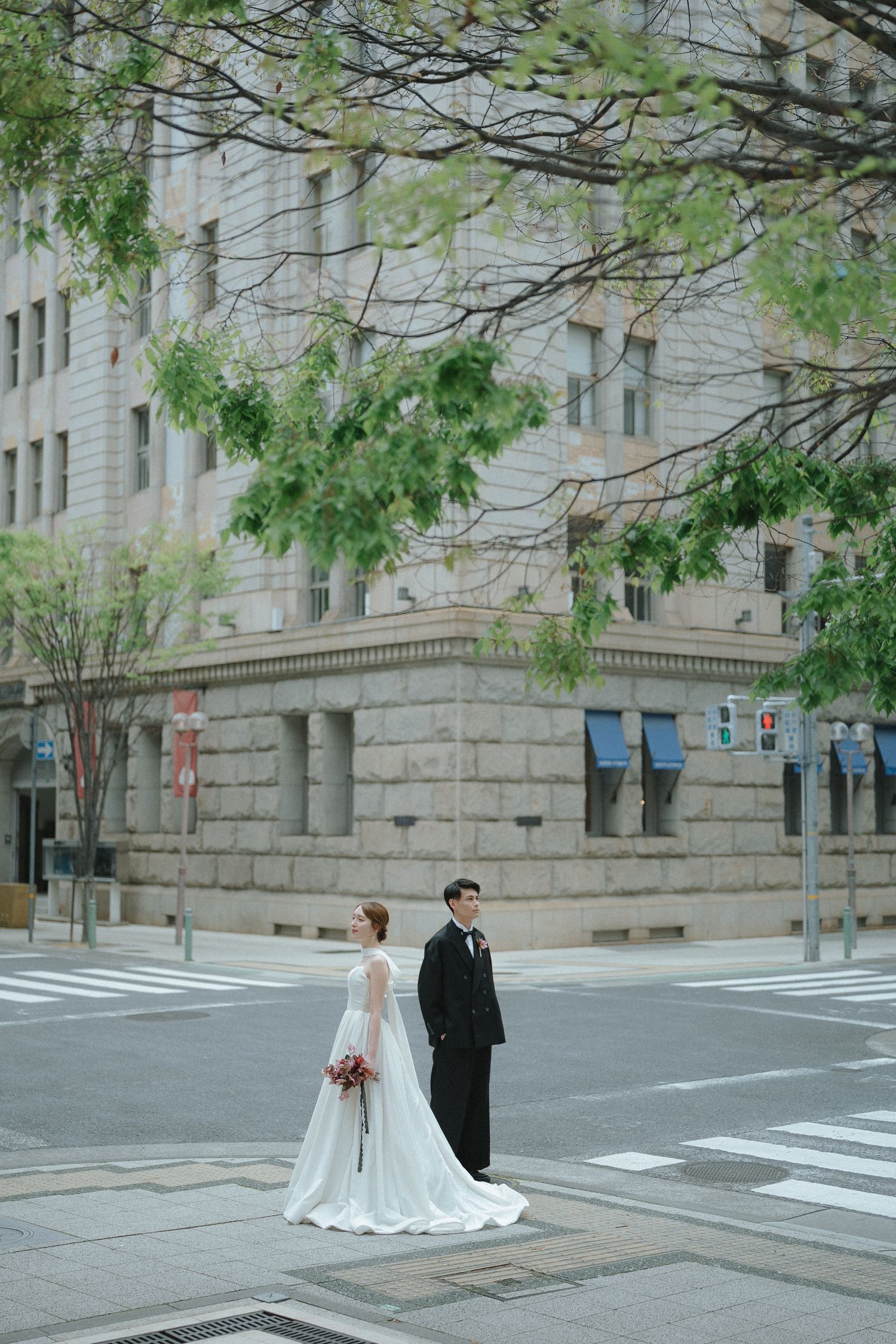 街角にたたずむご夫婦の静かなウェディングフォト