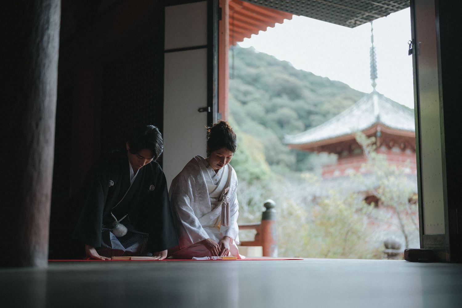 和装で寄り添うご夫婦の落ち着いた記念写真